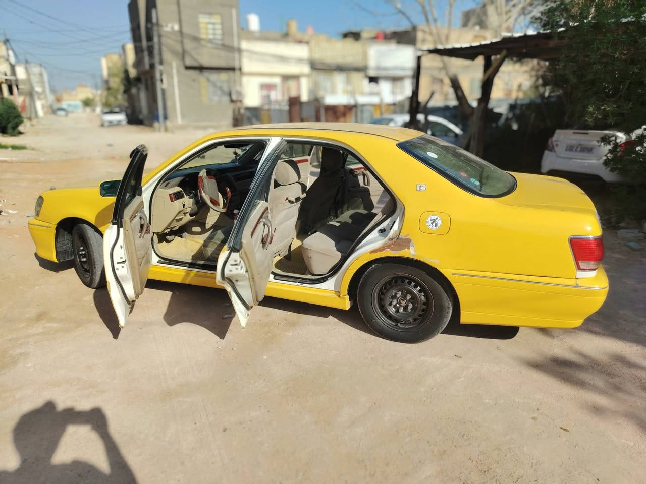 بسم الله الرحمن الرحيم يا الله ملكه صفراء رقم احمر صدامي مفحوص المرور وكمرك كمركها مدفوع باقي بس على اللوحات يعني شد لوحات ورجع ابيض كصه قماره فقط ماكينه كير اكسل بالصندوك تخم تاير سياره بيها ضربه بالجاملغ صوب السائق الخلفي مثل ما موضح سياره عوزه بس تبريد ضعف الكمبريسر،،،،،،،،، سعر السياره 55 عليها غرامات ثمانيه ورقه تاخذ صافي ينزلن من السعر يعني اصفر لك هيئه غرامات وين ما يعجبك دك حاسبه كل السيطرات رقم الهاتف *********** مقطع فيديو داخل الصور
