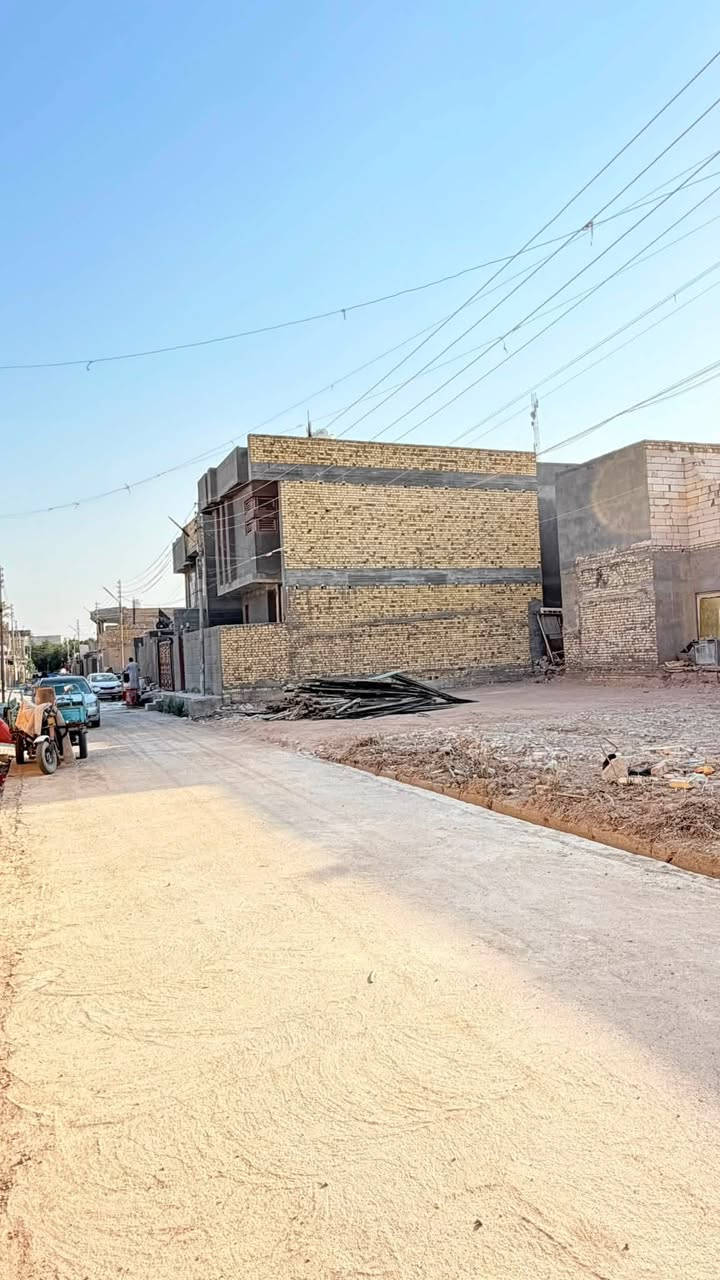 قطعه ١١٤ متر  محدوله ثلاث طبقات شغل مضبوط
وجه ٩ ونص نزال ١٢ (٩،٥ في ١٢) 
حي العمال الفرع الخلف أسواق هجوره وجامع الإمام الرضا 
قريب شمس العلوم بفرع الصيدليه 
وبصفها قطعه ٢٠٠   ركن هم للبيع 
تريد كامله ماكو مشكله 
***********
