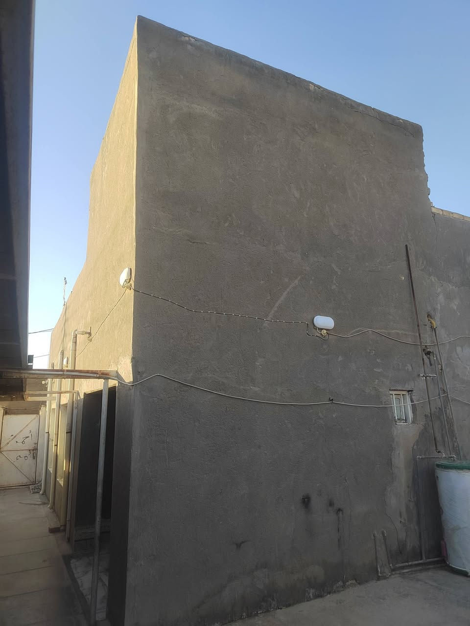 السلام عليكم  بيت عد المعالي يم جسر المعلق مساحه 460بناء طابوك ورباط بناء 2023عكاده يتكون من اربع غرف الرابعه هيكل 
صالتين او مطبخ اوبراني او صحيات او كراج مال سياره السعر 35وبي مجال لشراي
استفسار علا الرقم ***********
