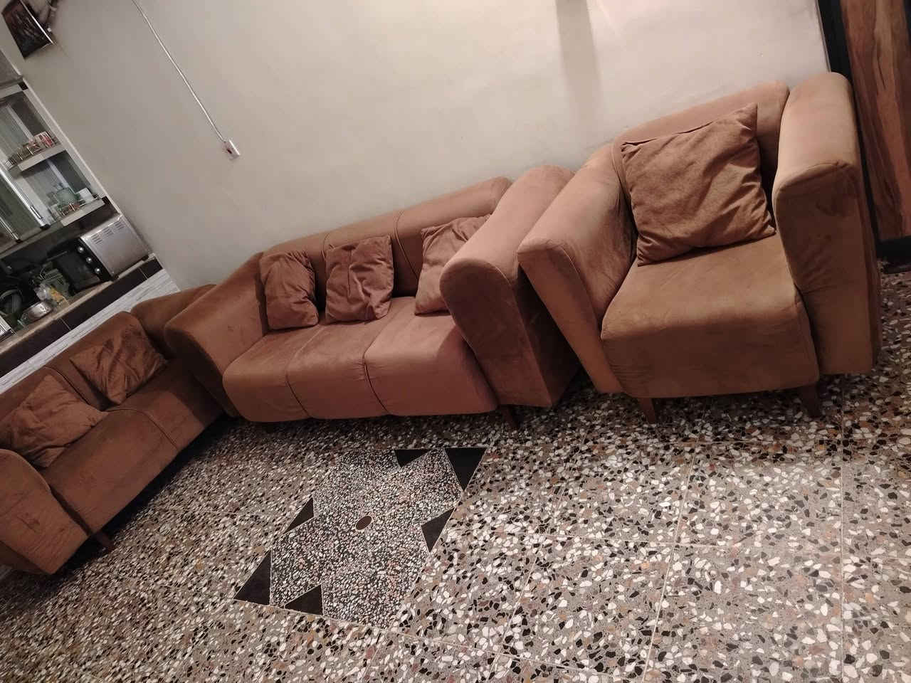 السلام عليكم بلازمه+تخم+ميز
للبيع شرط جوه السوك كلهن500 
الميز + الابلازمه 350 بيها مجال 
قياس الابلازمه 55 التخم 
اربع مقاعد 150 بي مجال بسيط 
للتواصل واتساب أو هاتف 
*********** واتساب هاتف
مكاني بغداد حي البساتين
