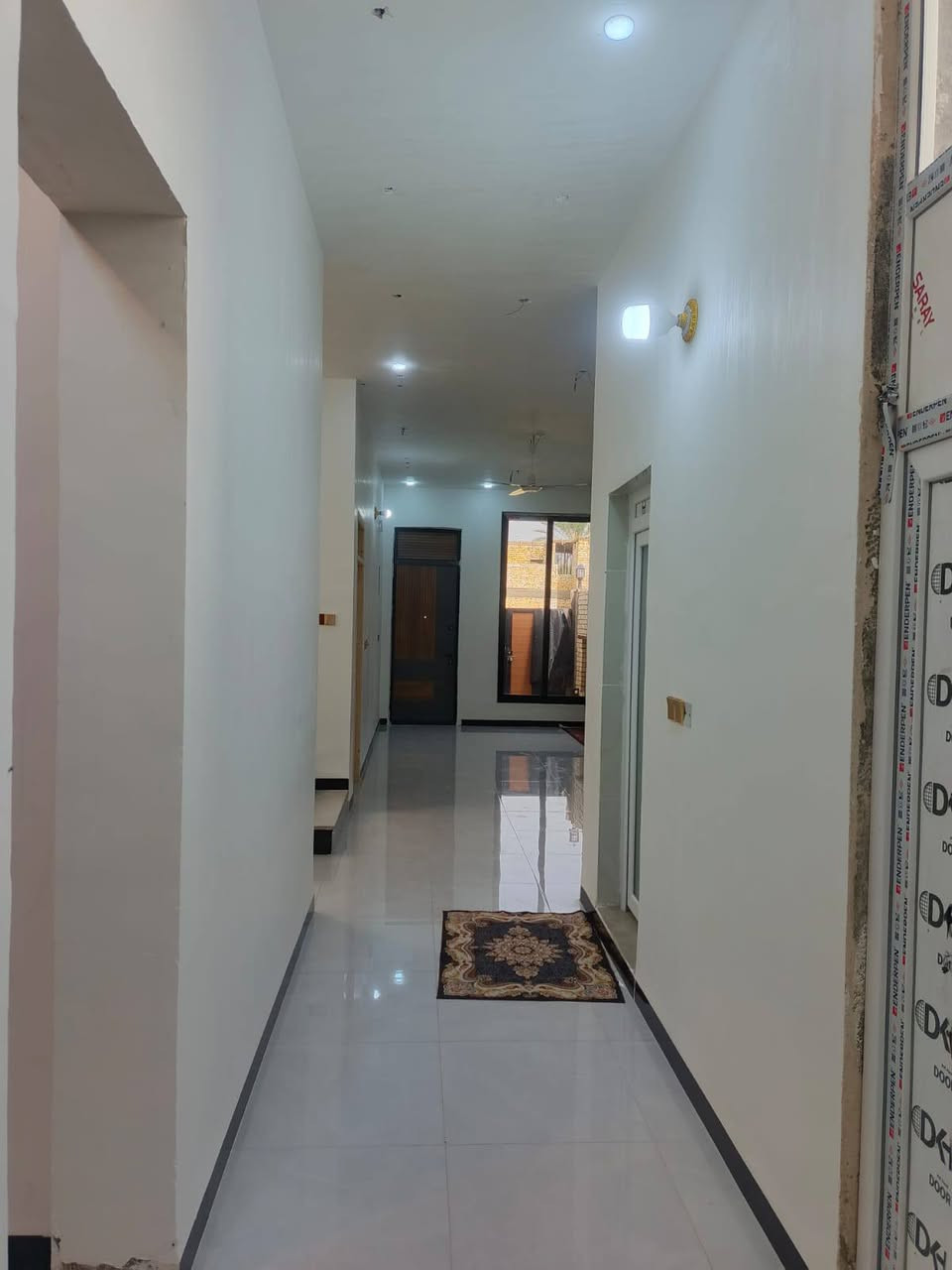 بيت للبيع بناء جديد.. ب مجموع حسام الزكندري قبل المدرسة المساحة 175 متر غرفتين نوم 
استقبال مطبخ حار بارد صاله كبيره صحيات.السعر( 110مليون ) للاستفسار مراجعة مكتب حيدر السلطاني شارع البطاوي قرب عارضة الامام ***********.  ***********
