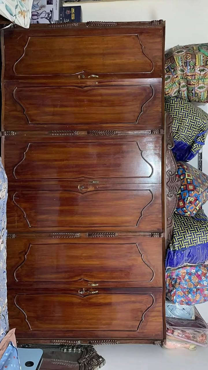 السلام عليكم عندي غرفة قديمة موديل الثمانينات كعب الغزال تحتاج الى صيانة ابيع باي سعر مناسب رقم الهاتف بي واتساب ***********
