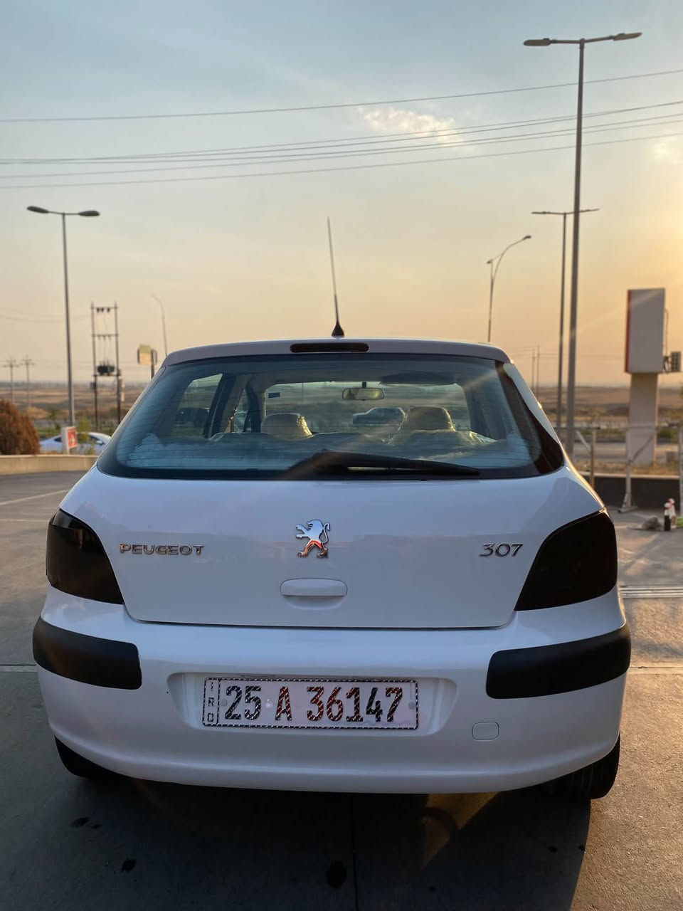 سلام عليك
بيجو ٣٠٧
موديل ٢٠٠٤
رقم كركوك مشروع وطنيه. سنويه به ناو خومه وه يه. به شرتي تحويل و وكاله. 
كوبون به نزيني. هه يه 
تبريد 
شاشه ايباد
سياره كه بي ليدراوه بي بوياغه 
كيرو مكينه ي به شه رته 
سياره كه بي كيشه يه و مسروفي نيه
 

٣٠٧
‎موديل ٢٠٠٤
‎رقم انكليزى كركوك. مشروع وطني بشرط تحويل و وكاله سنويه بسمي 
‎بيها كوبون بنزين 

‎سياره بدون ضربه بدون صبغ 
‎كير و محرك بشرط فحص
‎تاخم صدر. اربع تايرات جديد 
‎تبريد ثلچ
‎كهربائيات بشرط بدون عيب
‎شاشه ايباد
‎سياره بدون مصرف
سعر ٥٨ ورقة و مجال 
‎مكان سياره كركوك.
***********
***********
