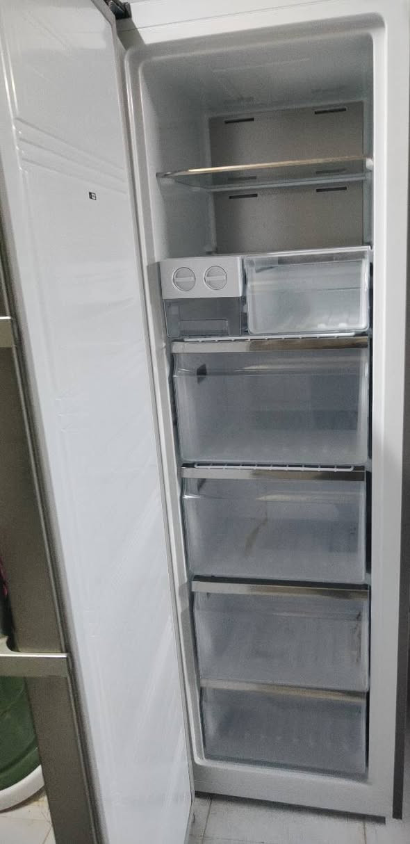 مجمده عامودي للبيع استعمال قليل بداعي السفر نوع هايسنس القتصادي للستفسار ***********  واتساب
