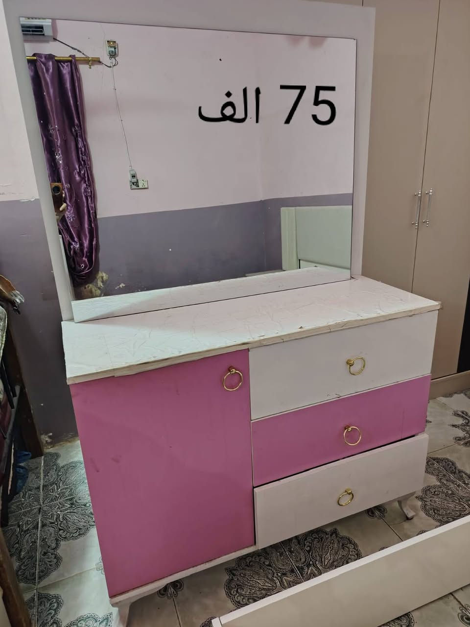 مبردة برفاب اصليه شغاله وع الفحص ب 100 الف 
كنتور تسكام خمس ابواب ب 85 الف 
ميز تواليت غرفة تركية ب 75
ثريات الزوج ب 75 الف مكاني النجف حي الزهراء للاستفسار
***********

نص مكتوب في الصور:
- 85 الف
- الزوج ب 75 الف
- 75 الف