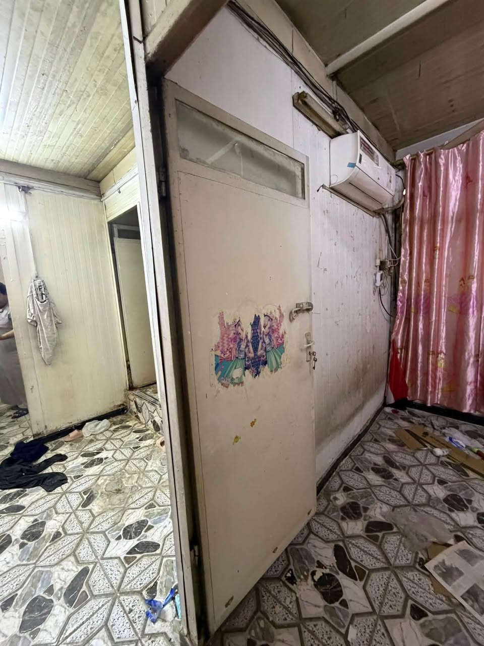 السلام عليكم
عندي هاذا السندويج للبيع مع البيبان الحديد مكاني بغداد حي الاعلام 
***********
