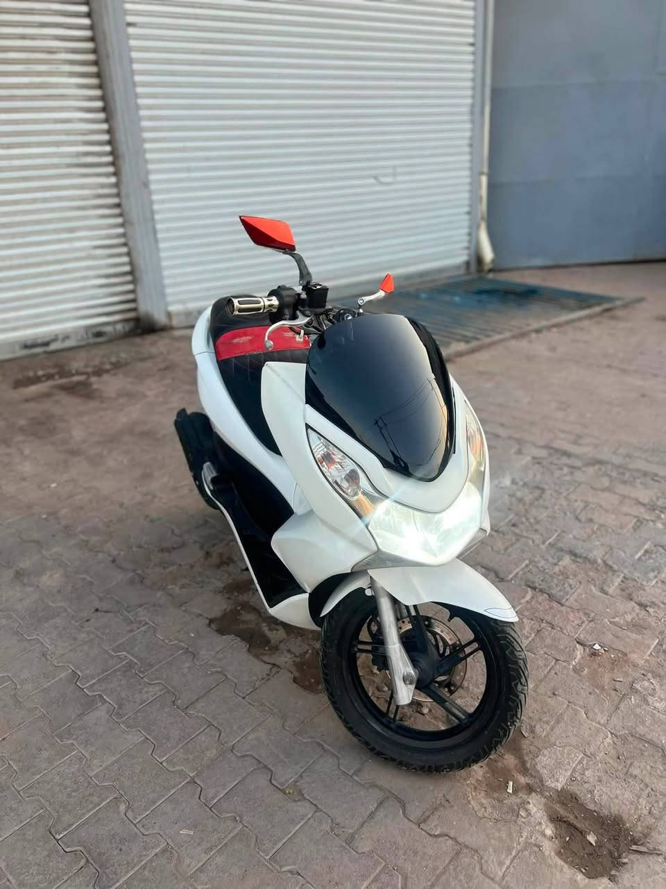 السلام عليكم PCX ياباني ياباني..JF النضافة فول دراجة بلادية مكينتها ناعمة ونظيفة شكد متتصور ماشية35 يعني ماراكضة مال جناي\ السعر 1700 وبيها مجال بسيط مكاني المدينة ..الرقم ***********
