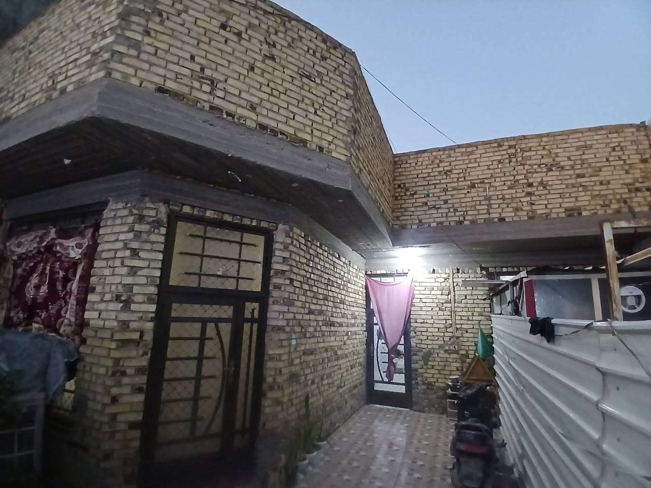 بيت مساحه 200 واجهه 10 نزال 20 طابو زراعي سند 25 بي مشتمل من ظمن البيت يحتوي على 2 غرف نوم كندور ومطبخ واستقبال وطارمه العنوان ابو خستاوي شارع المرور قريب شارع استفسار
*********** 
بيت مساحه 200 واجهه 10 نزال 20 طابو زراعي سند 25 بي مشتمل من ظمن البيت يحتوي على 2 غرف نوم كندور ومطبخ واستقبال وطارمه العنوان ابو خستاوي شارع المرور قريب شارع استفسار
