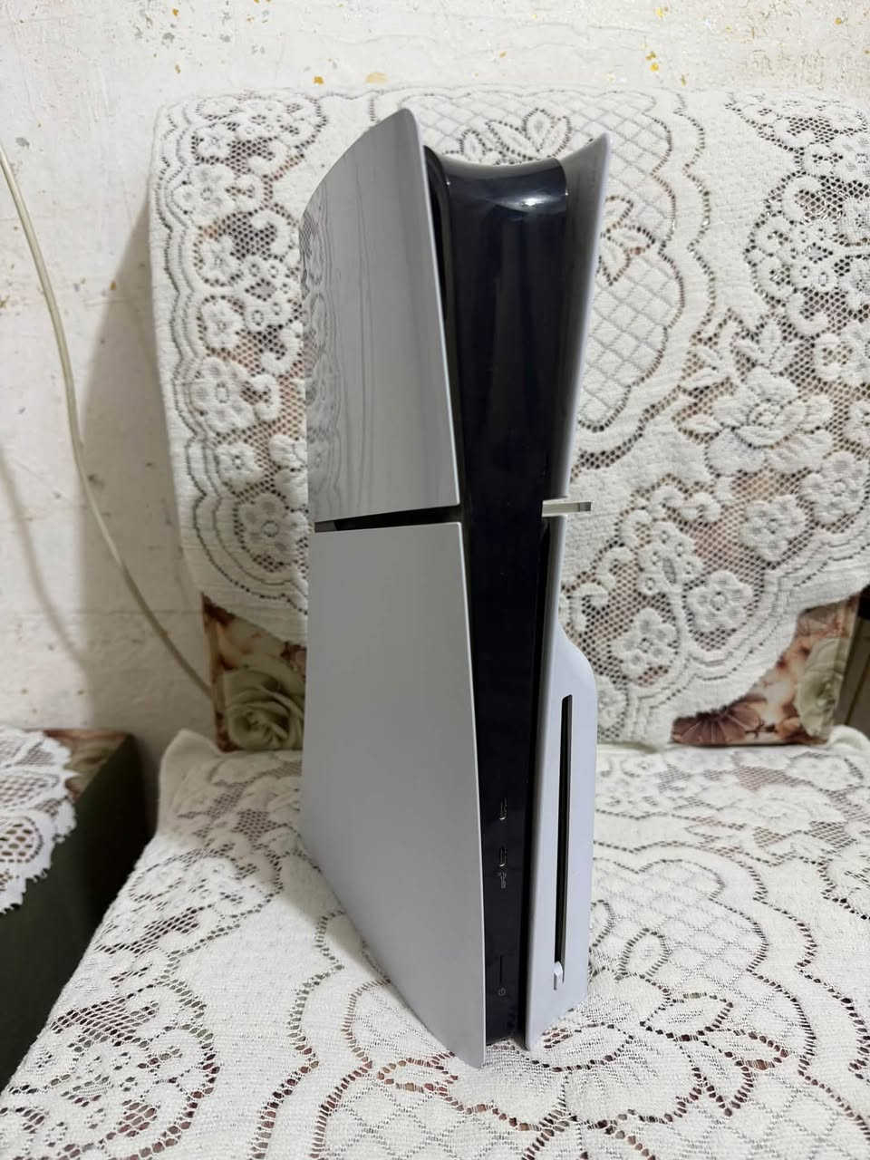 السلام عليكم ورحمة الله ps5  سلم ذاكرة ٥٠٠ ، الجهاز نظيف و مستخدم قليل استخدام شخصي ، الغراض كلها كاملة من كيبلات و كارتون ، ويا جوستك اضافي + ثلاث اقراص ( فيفا ٢٦،٢٤ و gta ) 
السعر ٨٥٠ و بي مجال بسيط 
***********
