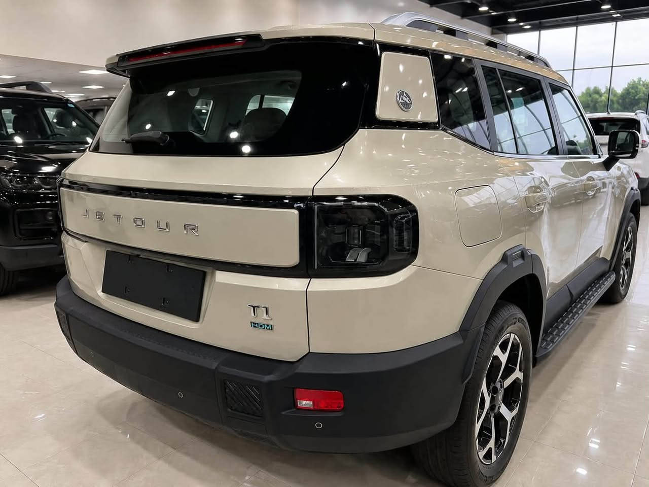 جیتور T1 1.5T PHEV لكجري (بلك-ان هايبرد🔋) ✅

الموديل :2027 زيرو ضمان شركة هارلم 

 المحرك: 1.5 لتر توربو 4 أسطوانات حقن مباشر + محرك كهربائي القوة الاجمالية 340 حصان
عزم الدوران (نيوتن-م): 530
ناقل الحركة: أوتوماتيكي مخصص لنظام الهايبرد 1DHT
نظام الدفع: دفع امامي
سعة البطارية كيلووات/س: 26.7
 استهلاك الوقود: المدى بشحنة كهربائية وتعبئة وقود كاملة يصل إلى 1000 كم (WLTC)
استهلاك الوقود: 5.2 لتر لكل 100 كم
الضمان الأساسي: 6 سنوات وعداد كيلومتر مفتوح
ضمان المحرك: 10 سنوات او 1،000،000 كم ( أيهما اولاً / للمالك الأول )
ضمان البطارية : 8 سنوات او 150,000 كم ( ايهما اولاً )

المواصفات:

*بانوراما 1.1م
*إطارات 19 إنچ
*صندوق كهربائي 
*رادار تفاعلي
*قيادة شبه الذاتية
*مانع تصادم امامي
*تحذير من الاصطدام الامامي والخلفي
*كاميرات محيطية 540 درجة
*حساسات أمامية وخلفية
*نقطة العمياء 
*تحذير مغادرة المسار
*مساعدة للبقاء في المسار
*انماط قيادة متعددة (تشمل قيادة هايبرد او كهربائية بالكامل)
*شاشة التحكم 15.6 إنچ
*شاشة القيادة 10.25 إنچ
*نظام صوتي متطور 9 سماعات من Sony
*أبل كاربلاي وأندرويد أوتو لاسلكي
*نظام اوامر وتحكم صوتي
*مقصورة الركاب من الجلد الفاخر 
*مقاعد السائق والراكب كهربائي ومبرد
*مقعد السائق ذاكرة
*مقعد الراكب مزود بمسند كهربائي للأرجل 
*إنارة ترحيبية مع إنارة محيطية متعددة الالوان 
*مصابيح أمامية وخلفية أوتوماتيكية LED 
*التكييف التلقائي مع الضوء القريب والبعيد
*نظام تقليل الضجيج النشط مع زجاج مزدوج
*المرايا الجانبية قابلة للطي كهربائياً ومدفأة
*دخول ذكي وتشغيل عن بعد
*خاصية إغلاق نوافذ وفتحة السقف عن بعد
*شاحن هاتف لاسلكي سريع
*مسند الذراع الوسطي مع ثلاجة
*ماسحات مع حساس للمطر

شركة الفرس الأبيض لتجارة السيارات_ بغداد معارض البياع-الشارع المميز -مجاور سونار البياع 📍

📞 للتواصل :

☎***********
☎***********

☎***********
☎***********
