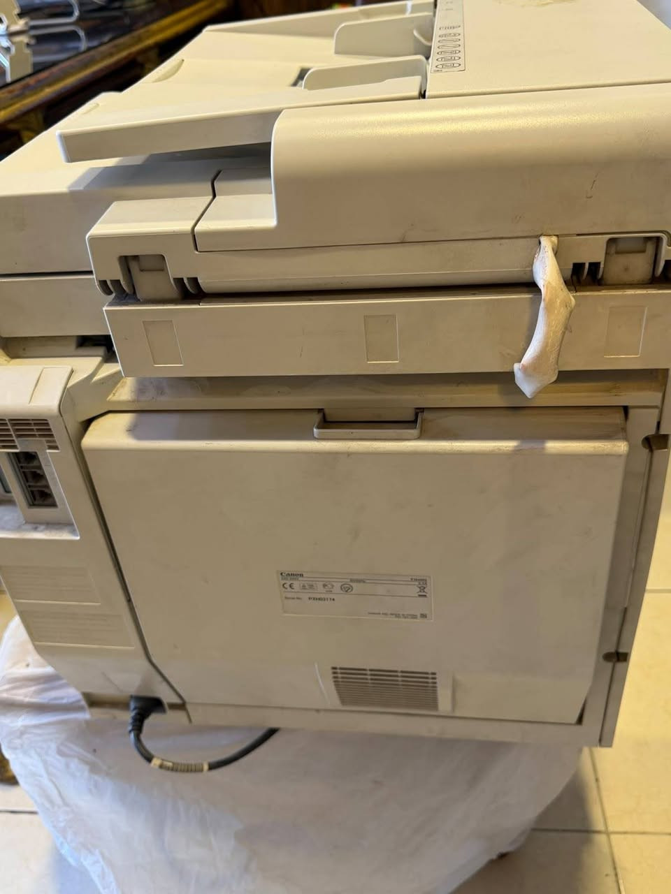 للبيع طابعة ليزر ملونة احترافية ومتكاملة من شركة Canon الموديل العملاق i-SENSYS MF8580Cdw، ممتازة جداً للعمل السريع والمكثف.

المواصفات:
4 وظائف في جهاز واحد: طباعة، استنساخ (سكانر)، مسح ضوئي، وفاكس.

سرعة فائقة: تطبع 20 صفحة بالدقيقة (أسود وملون).

الاتصال: تدعم Wi-Fi للطباعة المباشرة من الموبايل أو اللابتوب بدون وايرات، مع منفذ شبكة Ethernet وUSB.

تغذية أوتوماتيكية (ADF): درج سحب علوي لسحب ونسخ الأوراق والمستندات الكثيرة بنقرة واحدة.

طباعة وجهين تلقائية (Duplex): تطبع على الجهتين بدون ما تقلب الورق بيدك.

شاشة عرض واضحة مع لوحة أزرار كاملة وسهلة الاستخدام.

الحالة: مستعملة بنظافة ممتازة وتعمل بكفاءة عالية.

السعر: 250 الف دينار عراقي وبيها مجال للشراي

رقم التلفون: ***********

المكان: بغداد / الدورة
