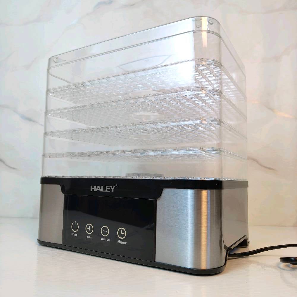 مجففة فواكه من HALEY 
قوة 350 واط: تجفيف متوازن وكفء للحفاظ على القيم الغذائية والنكهات الطبيعية.
5 صواني متتالية: مساحة واسعة تتسع لتجفيف كميات مختلفة من الفواكه والأعشاب في وقت واحد.
تحكم حراري مرن: إمكانية ضبط درجة الحرارة بدقة لتلائم مختلف أنواع الأطعمة والمكونات.
تشغيل هادئ منخفض الضوضاء: أداء سلس يعمل بصوت شبه منعدم لراحة تامة أثناء التشغيل المستمر.
استخدام سهل وبسيط: واجهة عمل مريحة تتيح لك بدء عملية التجفيف مباشرة وبلا أي تعقيد.
