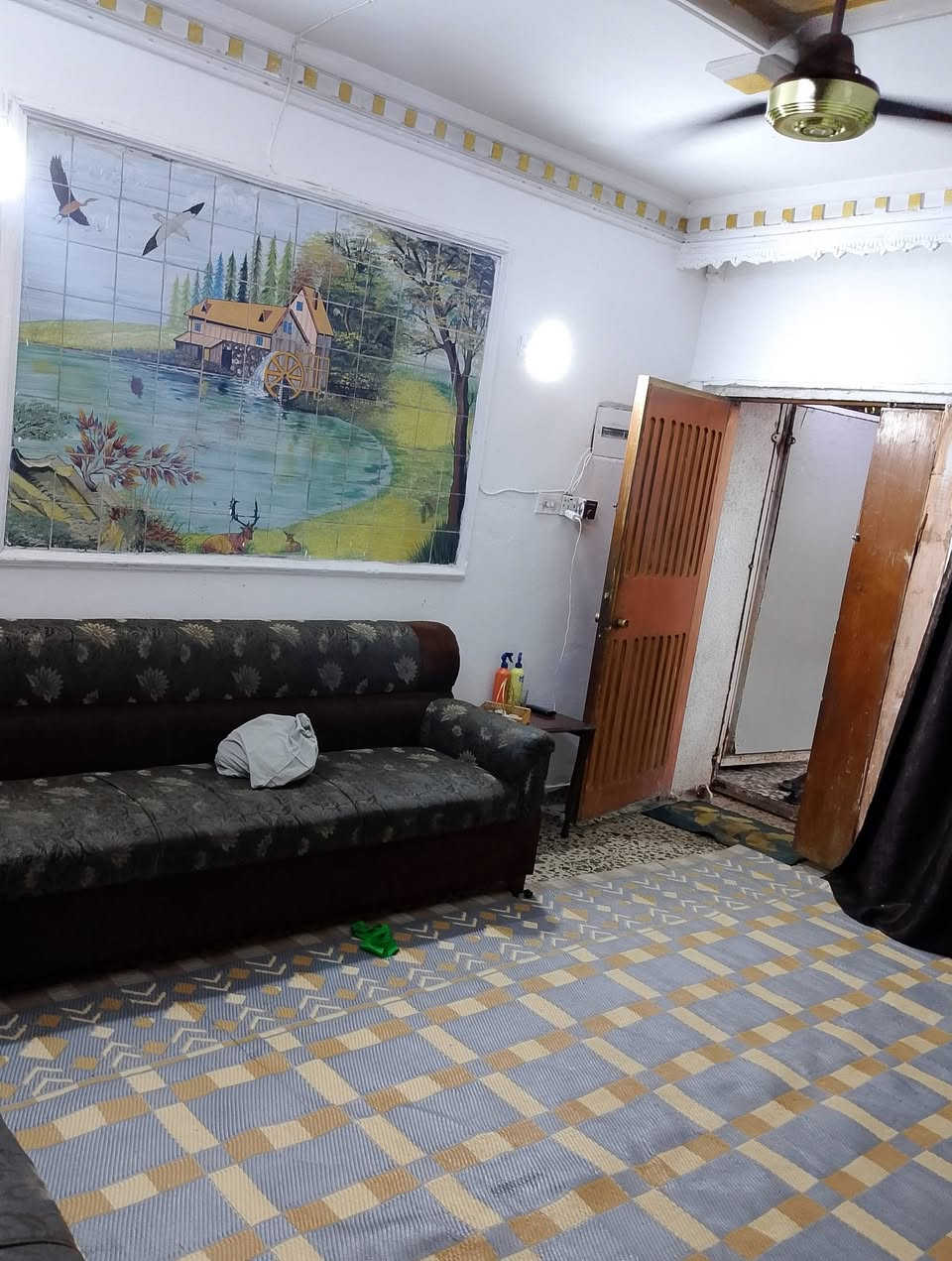 دار للبيع مساحه ٩٢متر الشعب الشارع مقابل الاطفاء من جهة الشعب مقابل حسينية المصطفى من جهة حي اور شارع ٢٠ بناء قديم ينسكن طابقين السعر ١٩٠  هاتف ***********
