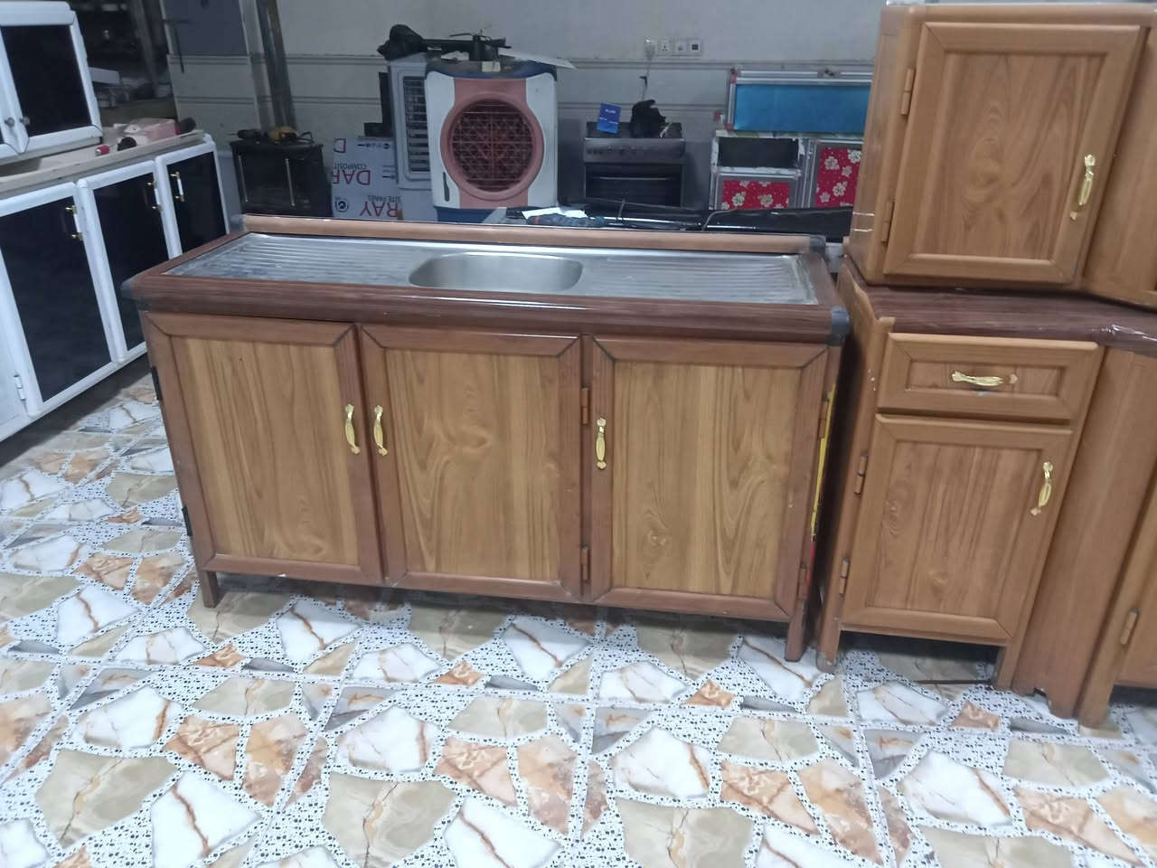 سلام عليكم كاونتر مترين 3قطع مع سنك متر ونص  نضيف حيل بيع ومراوس عنوان بلد جمعية ليمام ***********
