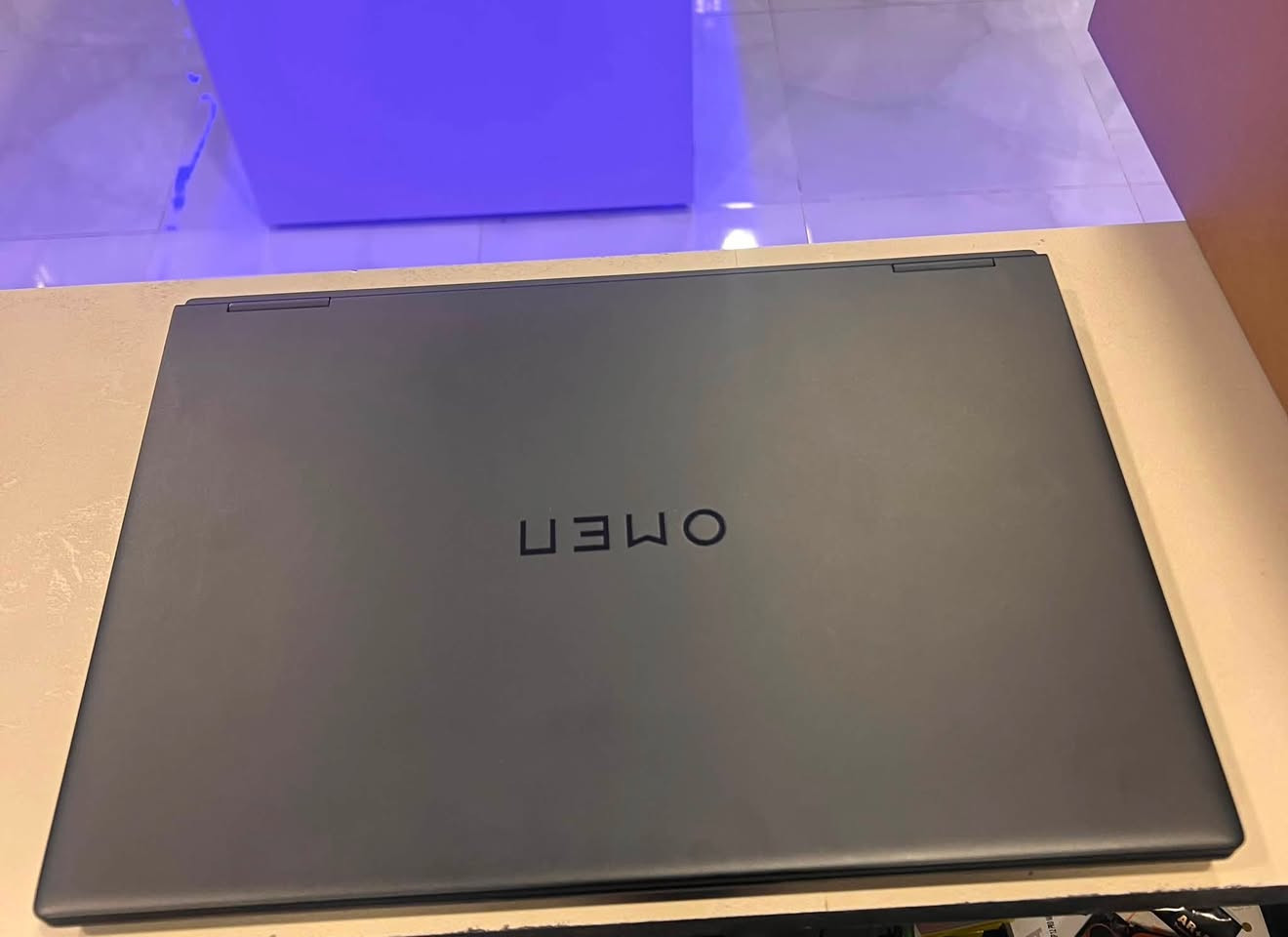 السعر: 1,600,000 🔒 قفل
رقم: *********** WhatsApp 

🔥 وحش الألعاب والإنتاجية HP Omen 16  ! 
🔥
إذا كنت تبحث عن الأداء الخارق، السرعة الفائقة، والشاشة الخرافية للألعاب، المونتاج، وبرامج الهندسة، فهذا اللابتوب هو الخيار المثالي لك! 🚀
💻 المواصفات الجبارة:
 المعالج (CPU): Intel Core i9-13900HX (أداء جبار للمهام الثقيلة)
 كرت الشاشة (GPU): NVIDIA RTX 4060 8GB (يشغل أثقل الألعاب والبرامج بكل سلاسة)
 الرامات (RAM): 16GB DDR5 (سرعة استجابة عالية جداً)
 التخزين (Storage): 1TB SSD NVMe (سعة كبيرة وفتح سريع للنظام والبرامج)
 الشاشة (Display): حجم 16 بوصة بدقة 2K وبتردد خيالي 240Hz (نقاوة سلاسة لا توصف في الحركة)
📌 ملاحظات الحالة:
 اللابتوب مستخدم بس نظيف جداً (بحالة الجديد) ومرفق مع الكارتون الأصلي الخاص به 📦✨
 الضمان: ضمان لمدة شهر لتبصم وتلعب وانت مطمن 🛡️

🛵 التوصيل: متوفر بسعر5،000 دينار فقط لكافة المحافظات / المناطق

