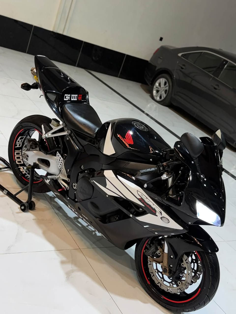 السلام عليكم cbr 1000RR للبيع موديل ٢٠٠٧ 
بيع سريع ماكو بهيجي هاي سعر او هاي نضافة 
سعت فقط ٢٩$ بيها مجال بسيط دراجة دخول جديدة ماشي ٥١ الف ماماشي بل عراق برمجة دراجة 
دبل مروحة بطارية كبير اكزوز اصلي 
كير محرك شرط برغي مامفتوع تاير امامي ل تاير خافي شرط بل كارتون دينار مسرف مابي دراجة ب اربيل شراي خابر تدلل *********** واتس اب بيها
