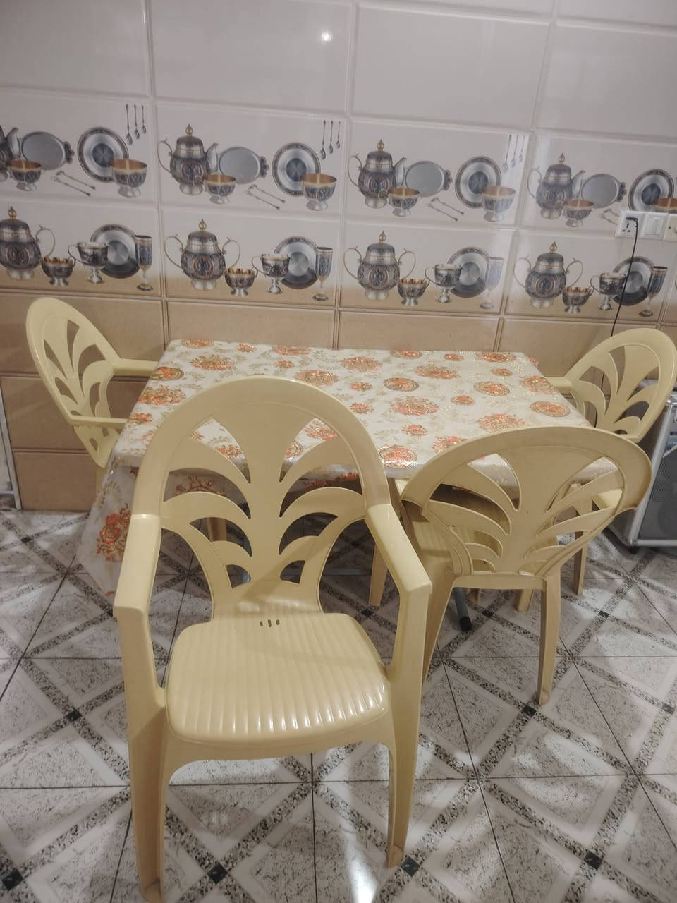 طبلة • ٤كراسي • نجف حريه