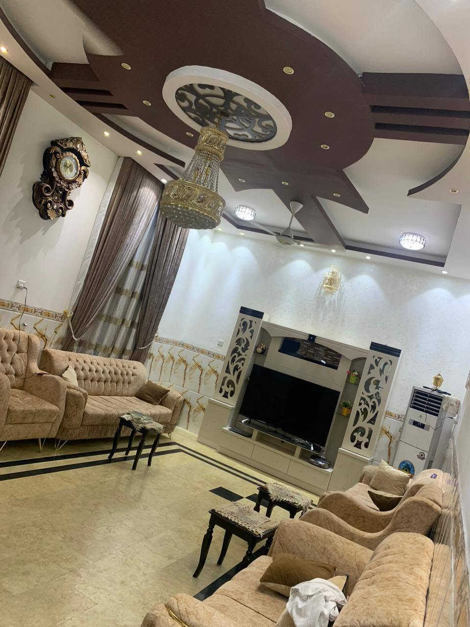 بيت طابقين للبيع او مراوس بيت بجميع عمر الراوي 

العنوان الرمادي التأميم حي الرياضين

مساحه 300متر 15*20بناء 2020 

طابو صرف 

شارع 8متر تبليط 

بناء طابوك الطابقين 

الطابق الاول استقبال وصاله ومطبخ حار بارد وصحيات وغرفتين نوم وثلاث مناور كراج حديقة 

الطابق الثاني غرف نوم عدد 4صاله حمام 

عدد الغرف (6)

التأميم حي الرياضين قرب فلكه النخيل وشارع ٦٠
وببعد عن شارع ٦٠.  ٥٠متر فقط

رقم الهاتف ‏‪***********‬‏

عنوان المكتب الرمادي خلف العاب السندباد

