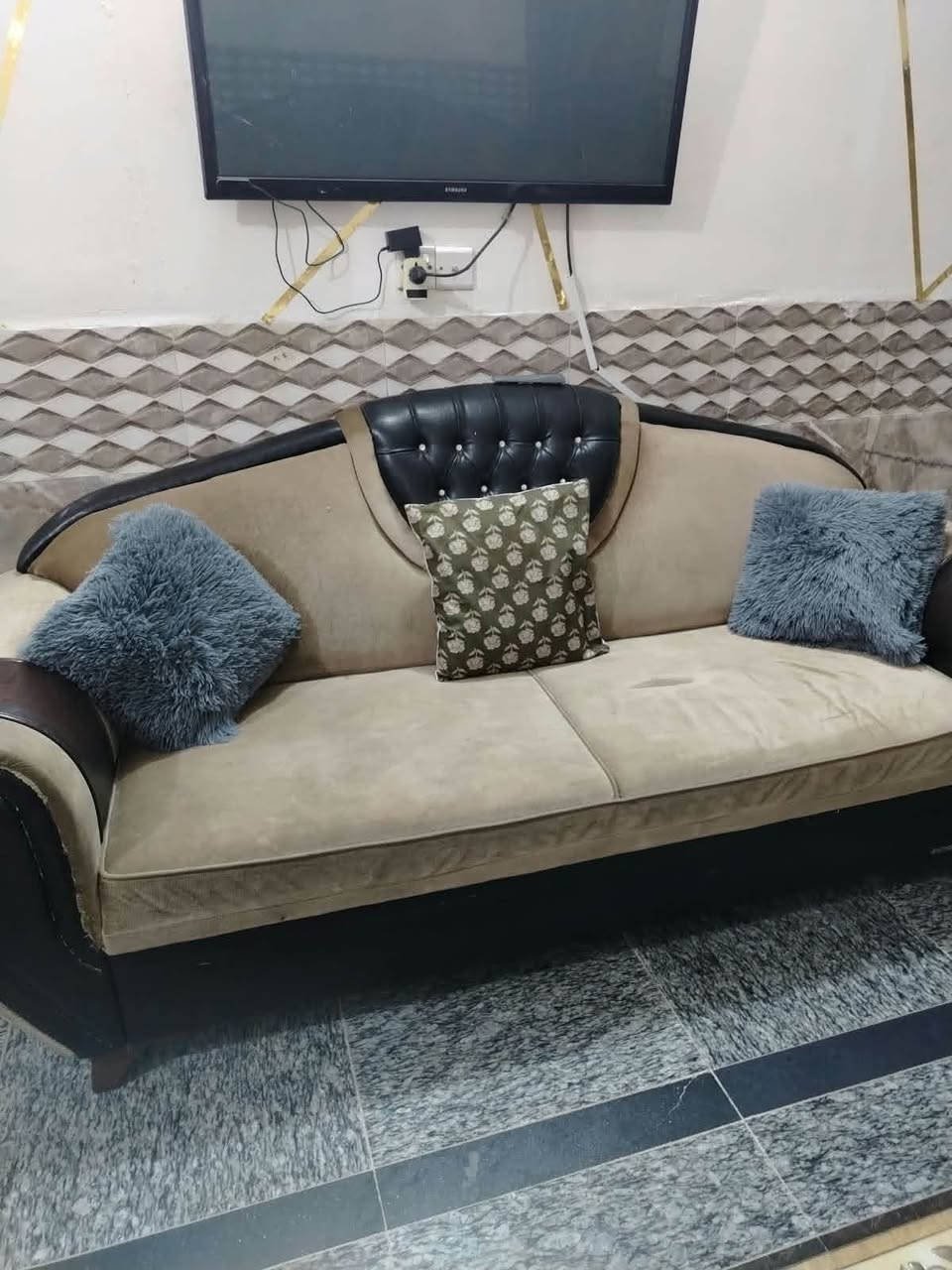 تخم 8 مقاعد للبيع سعره 350 مستعجله ع بيعته وشرط مو سوكي ابد شرط فحص مكاني كربلاء حي العباس شراي يتفضل ***********
