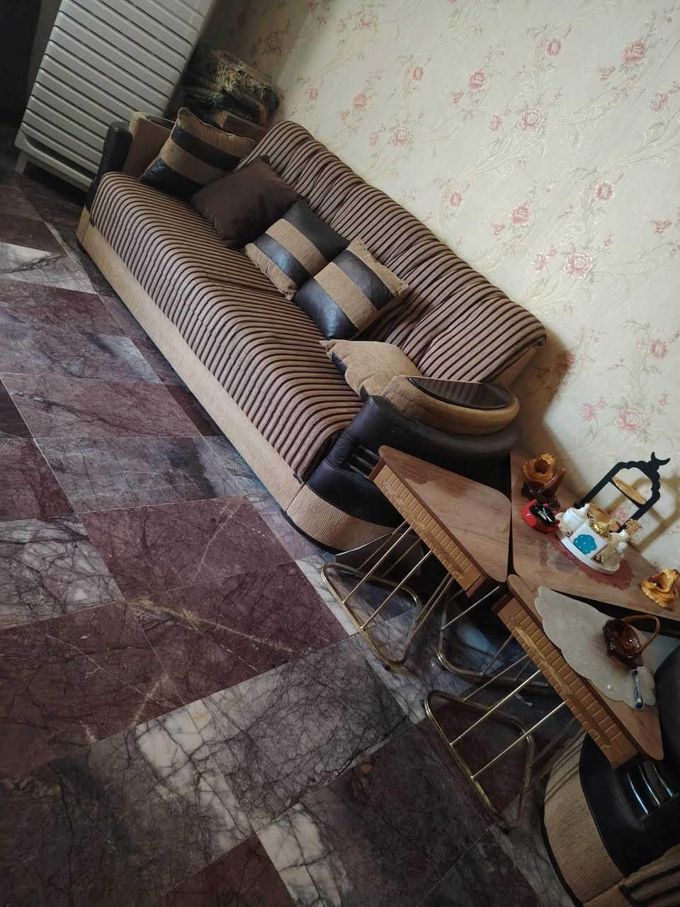 السلام عليكم تخم للبيع السعر ٣٥٠ وبي مجال العنوان الديوانيه ام الخيل للاتصال ع الرقم  *********** نضيف التخم متكون قنفه كبير عدد ٤  وحده وسط وكراسي عدد ثنين نضيف قفط
