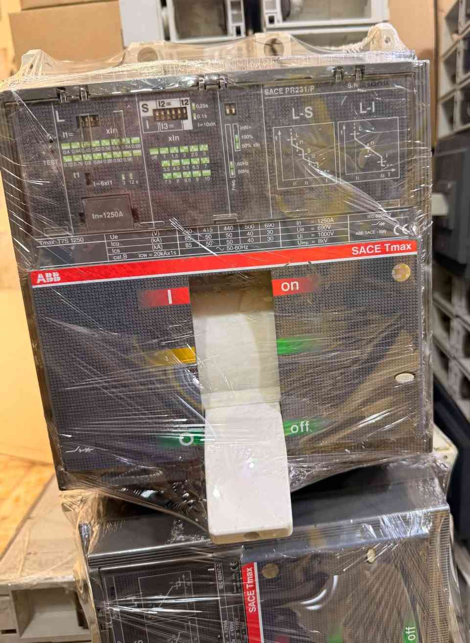 السلام عليكم  يتوفر قاطع ABB  باله اصلي 1250A/  أتواصل ع رقم واتساب ‭***********‬

