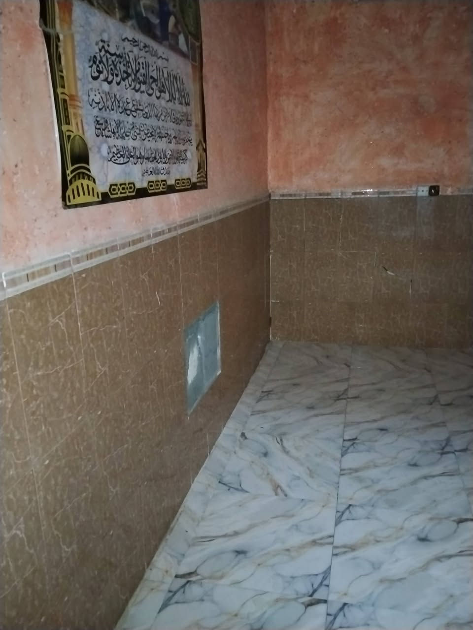 بيت للبيع طابو صرف المساحة ٢٠٠ م² يتكون من غرفتين نوم واستقبال وصالة ومطبخ وصحيات 
البناء طابوق والسقف صب مسلح والأرضية بورسلين 
الموقع المسيب حي الزهراء شارع الحاج ثامر ذيبان خلف حسينية عبيد تايه الحمداني قريب عن الشارع الرئيسي كربلاء بغداد
السعر المطلوب ١٣٠ مليون
هاتف 
*********** ابو محمد 
عنوان المكتب المسيب شارع الكراج الموحد مقابل إعدادية التجارة للبنات
