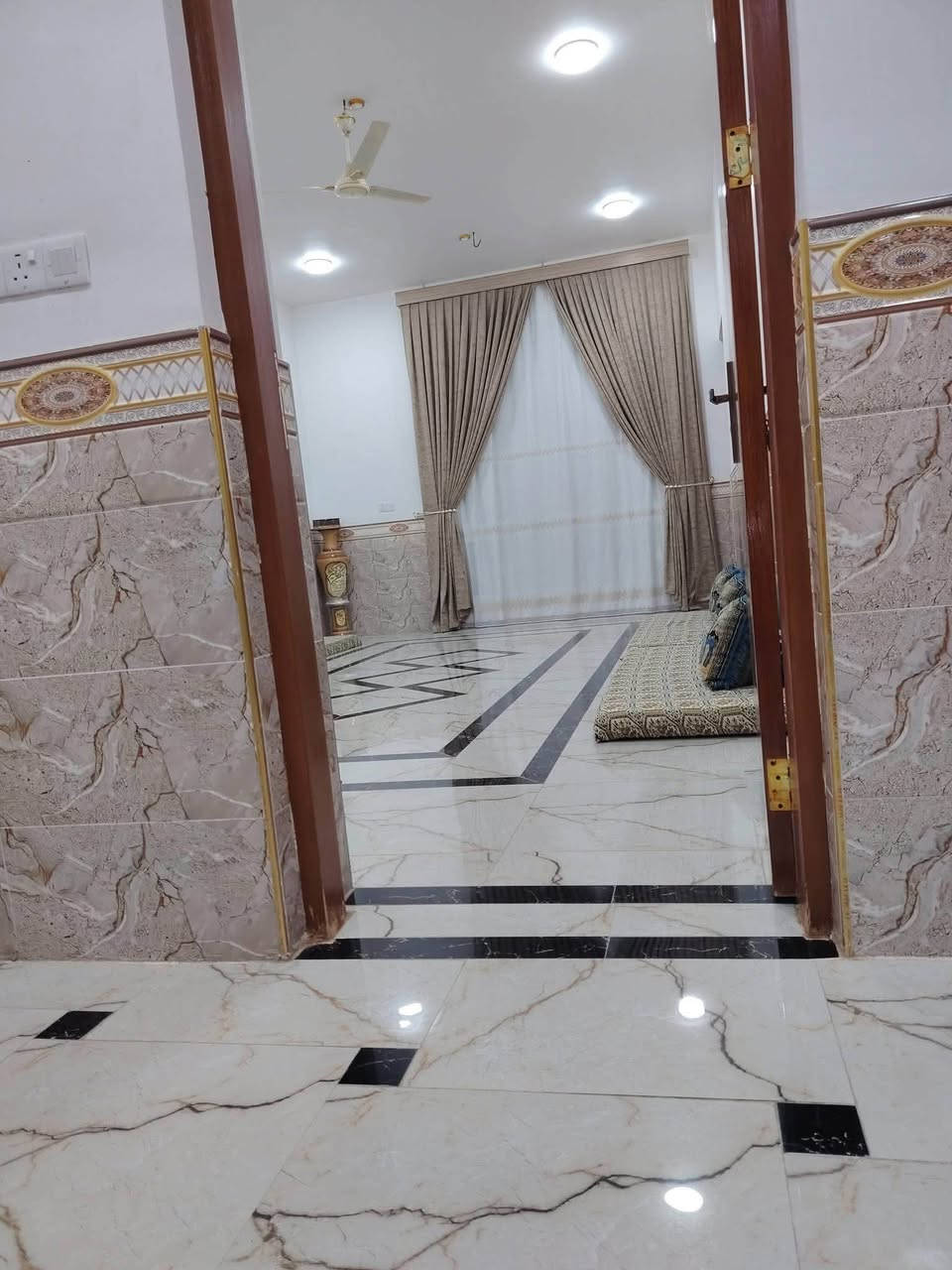 بسم الله دار للبيع  في ال 5 كيلو قرب مدرسة راية الله اكبر مساحه ٢٠٠ متر طابو ملك صرف تحويل ثاني يوم قرب المدارس والخدمات بسعر مناسب غرفتين وصاله ومطبخ وستقبال ومناور وكراج وصحيات داخليه وخارجيه الاستفسار
***********واتساب أو ماسنجر
***********اتصال 
السعر ١٤٠ وقابل للتفاوض
