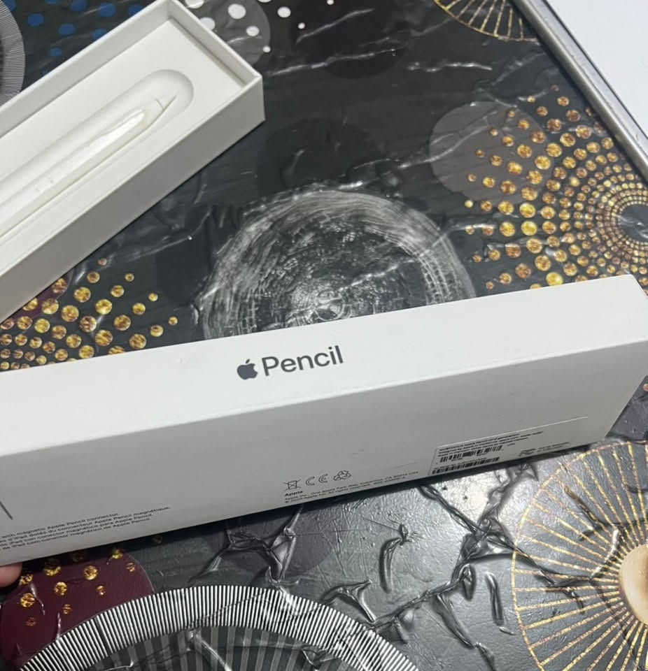للبيع: قلم أبل الأصلي (الجيل الثاني - Apple Pencil 2nd Generation) 
الحالة: مستعمل بحالة ممتازة ونظيف جداً، شغال 100% وبدون أي مشاكل.
 الملحقات: يأتي مع كارتونه وملحقاته الأصلية بالكامل.
 المميزات: يدعم الشحن المغناطيسي والاقتران السريع، مع خاصية النقر المزدوج للتبديل بين أدوات الرسم والكتابة.
 التوافق: يعمل مع أجهزة iPad Pro وiPad Air (الجيل 4 و5) وiPad mini 6.
السعر المطلوب: 100,000 دينار عراقي (قابل للتفاوض البسيط للجادين).

واتس اب ***********
