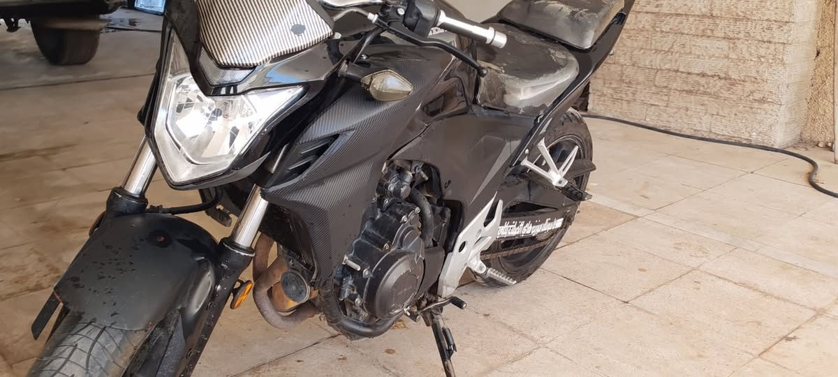 سلام عليكم
للبيع Honda CB500F موديل 2019 وارد أوراقها موجودة والكمرك مدفوع والمكاتبة موجودة من الولد الباعها إلي، الدراجة ABS ومحرك 471cc سلندرين شلعة من الأول للـ6 وكل مشكله بل محرك ولكهربائيات ماكو وما بيها أي مشكلة حسب الفحص، ما صار بيها حادث والشاصي سليم، عليها عادم رياضي وإضافات، الدراجة نظيفة وقابلة للفحص بأي مكان
مكان بغداد صليخ 
السعر 15 ورقة وبيها مجال 
الرقم للستفسار ***********
