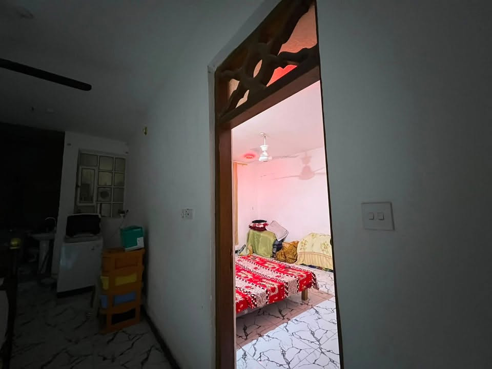 دار للبيع  حواس نهاية نزلة جبار الكهربائي قرب المدرسه المساحه ١٥٠ يتكون من طابقين غرفتين نوم صاله ومطبخ واستقبال وكراج سياره و ٢ حمام داخلي و ١ حمام خارجي و منور خلفي بناء بلوك  حديث البناء للاستفسار اتصل او وتساب
 ***********
