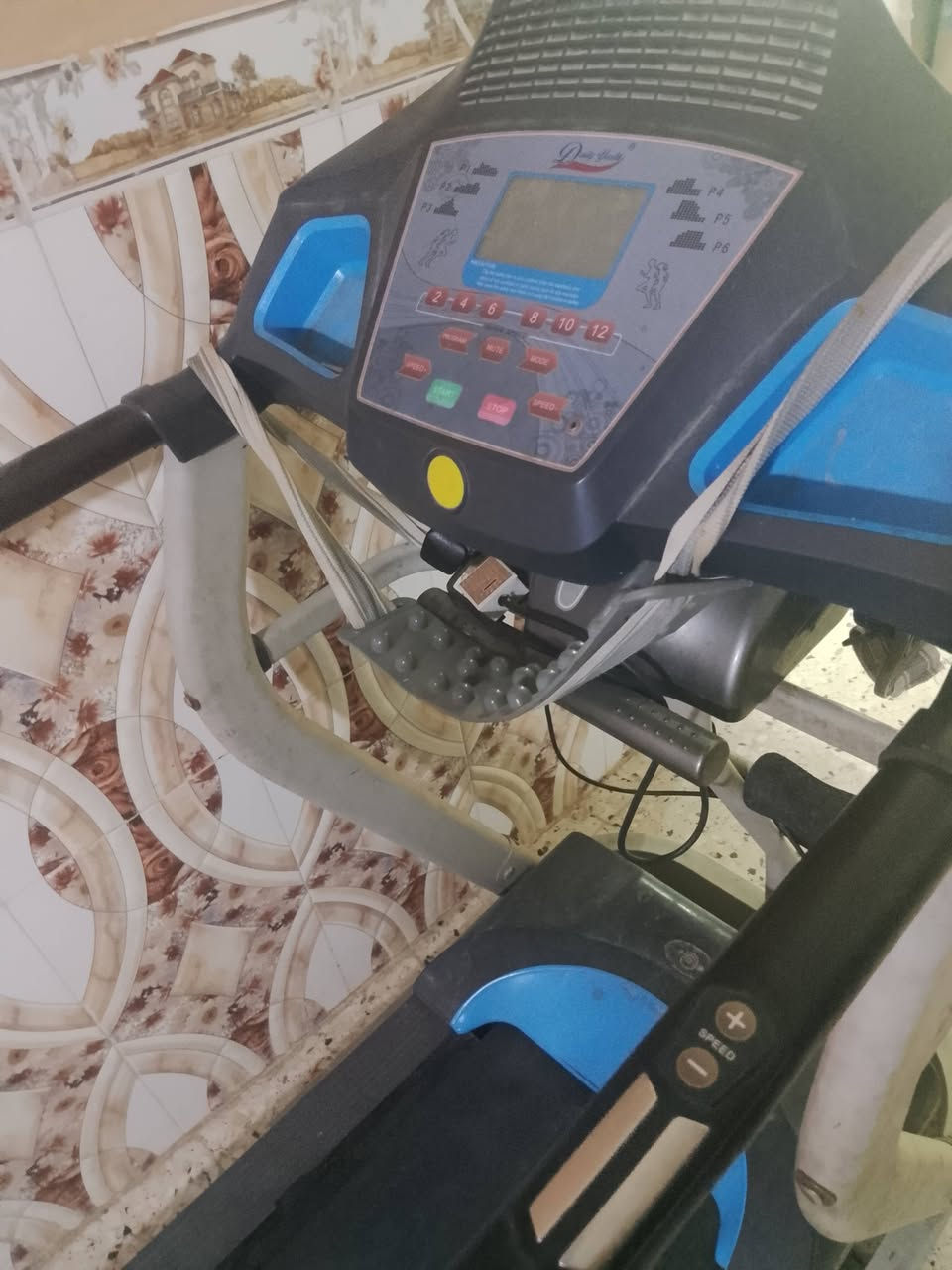 السلام عليكم 
جهاز جري نضيف شغال ع الفحص يحتوي على جهاز تكسير الشحوم 
السعر 300بي مجال 
مكاني حله مركز 
للتواصل 
***********
