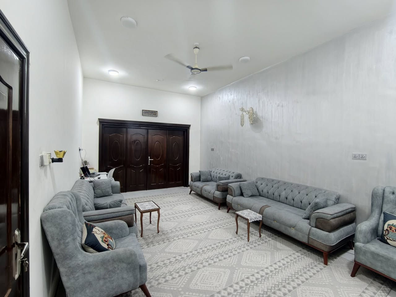 بيت في منطقة التنومة
السلام عليكم 
بيت بالتنومة شارع 36/ مساحة 165متر طابو صرف/ بناء حديث سنة 2022/ البناء كامل طابوق وباشراف مهندسين/ البناء طابقين

(4 غرف نوم/5 حمامات)

الطابق الاول:
-استقبال
-صالة
-مطبخ بارد+ مطبخ حار
-غرفة نوم تحتوي على حمام 
-حمام داخلي
-حمام خارجي

الطابق الثاني:
-صالة
-ثلاث غرف نوم (واحدة تحتوي على حمام) 
-حمام 

البناء درجة اولى والتشطبيات كلها درجة اولى: سيراميك افضل نوعية/ الابواب افضل واقوى جودة بالسوق/ الاصباغ كلها من شركة جوتن

للاستفسار الاتصال
***********
