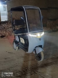 دراجه شحن ٣ نفرات الدراجه كامله ما بيها اي شيء بس نقصها بطاريات  السعر...