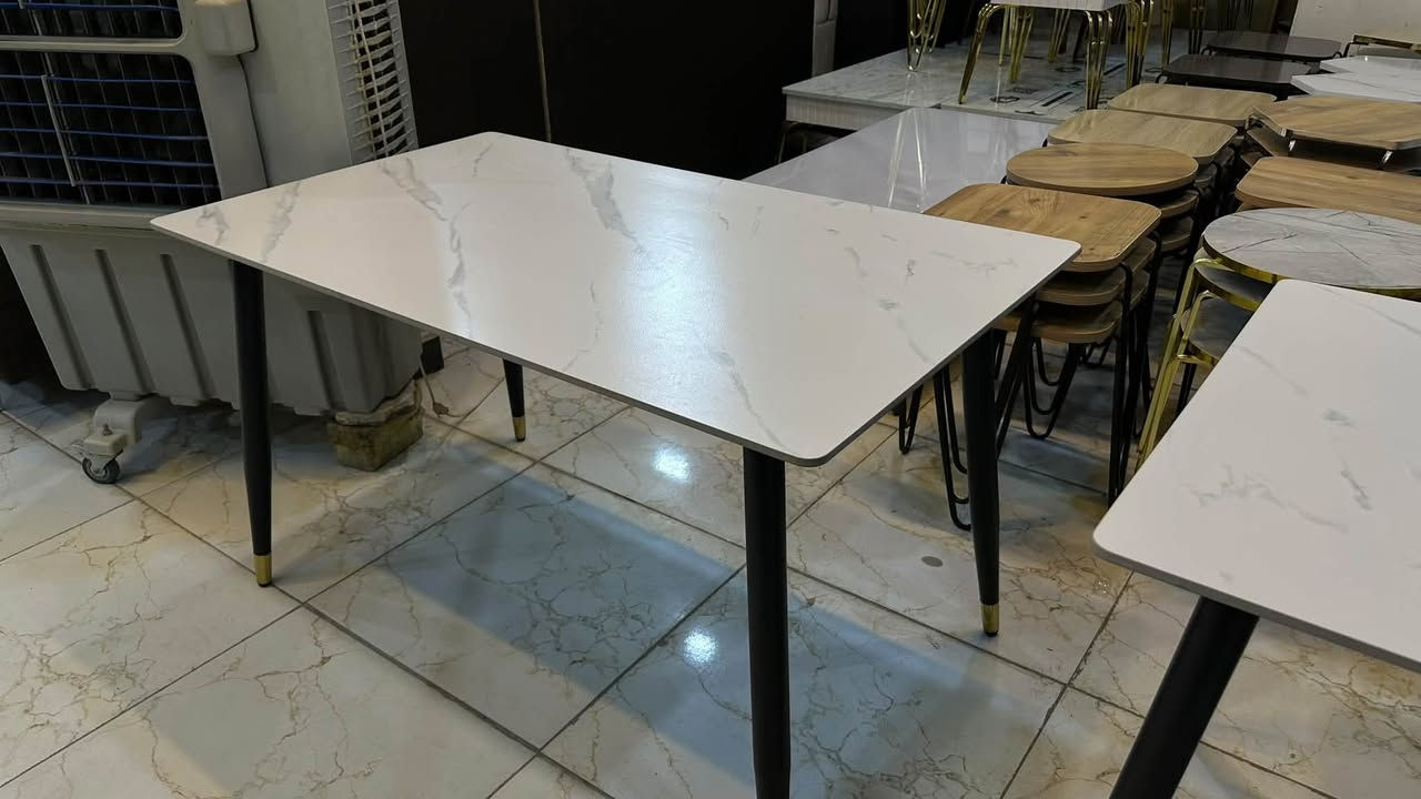 كنبة • للبيع • بدون تفاصيل