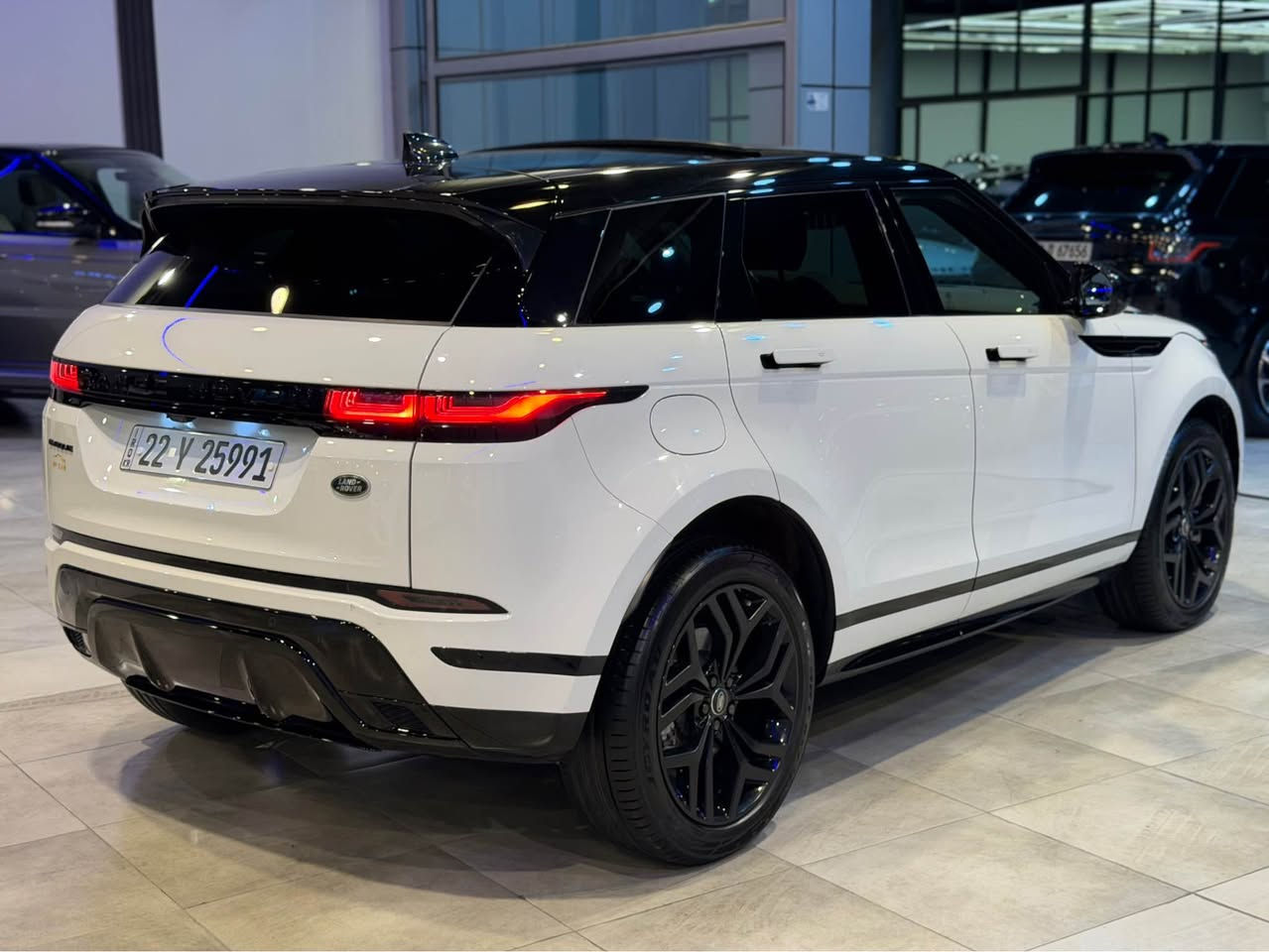 Range evoqe 2023 
كلين تايتل R dainamic
فول مواصفات 
لايتات ليد زينون متحرك 
حساس امامي خلفي 
رادار مامي خلفي 
بانوراما 
سماعة ميرديان 
شاشة كبير 
كشنات هيتر ميموري 
صندوق كهرباء 
سيارة بدون حادث بدون صبغ 
٤٠ ماشية 
مكان سيارة اربيل 
٢٧٧$
*********** وتس اب
*********** أربيل, العراق
