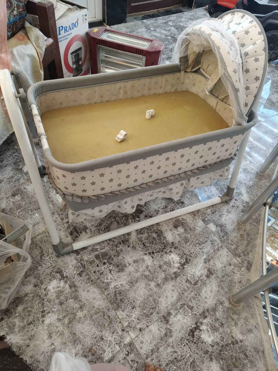 كاروك هزاز نضيف جدآ مع الدوشك بسعر مناسب بعقوبه ***********
