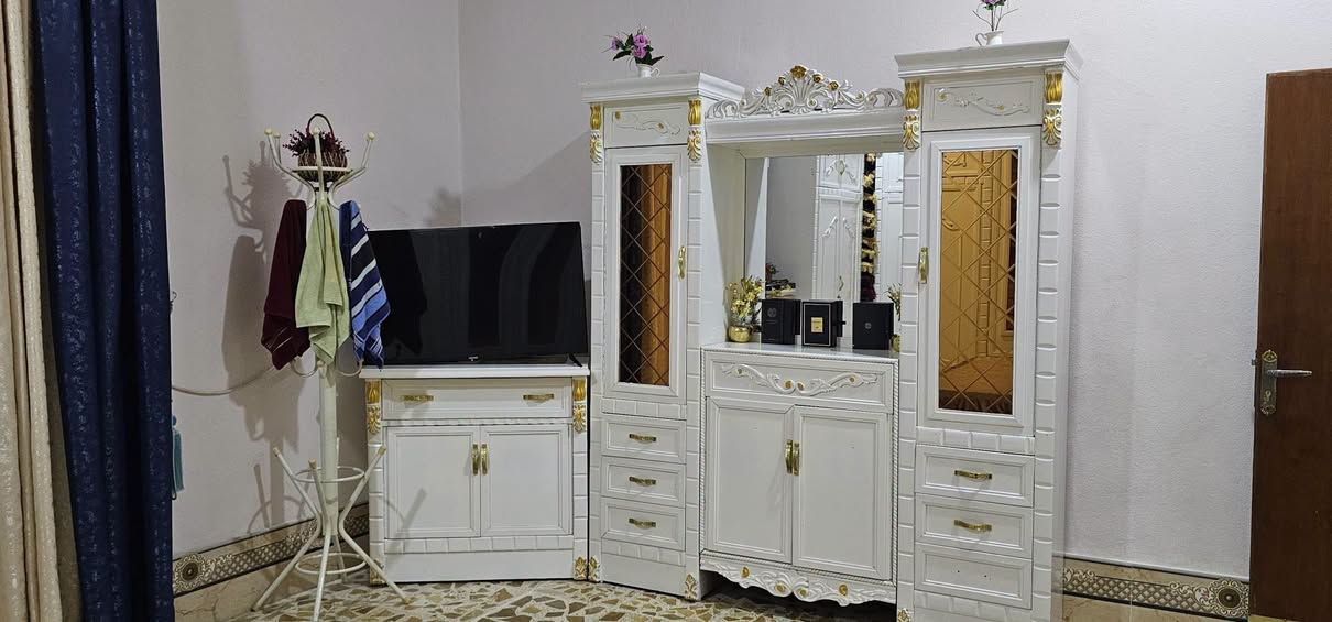 يوجد غرفه نوم ملكي صبغ أبيض حراري نضافته فول استخدام قليل خشب درجه اولى الوجه ٥ملم طبيعي الداخل ٤ملم متكونه من ٥ قطع السعر مليون و٩٠٠ الف وبيها مجال بسيط للاستفسار اتصال ***********

