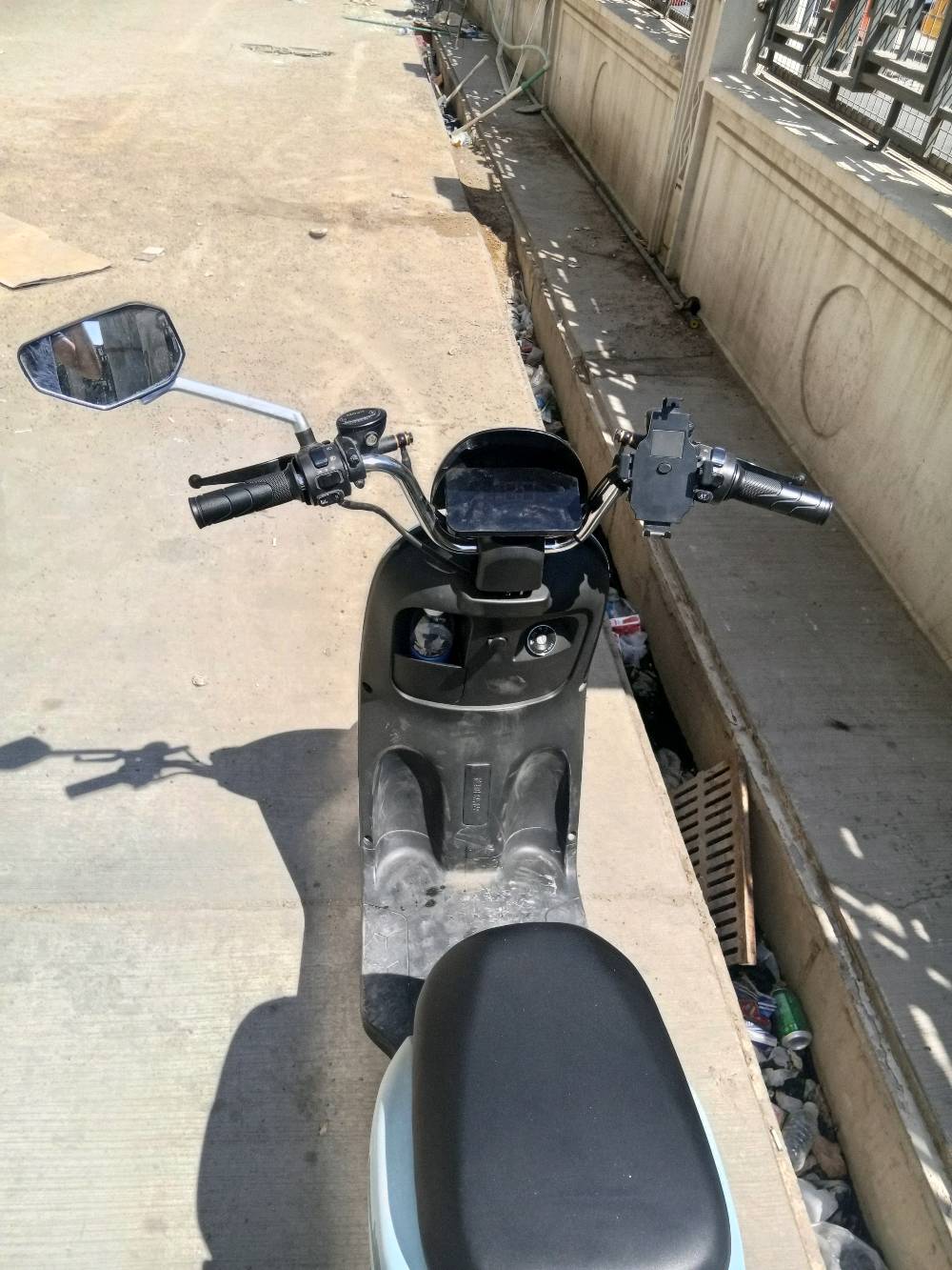 السلام عليكم 
دراجة كهربائية RAYAN HJ  (ريان بوليسي )

يتحمل الاوزان الثقيلة 

 1200W
Disk brake 
48V-28A 
4 سرعات امامية 💪
1 سرعة خلفية 
متوسط المسافة 50km 🛣
السرعة 55-60
تاير 10/90/80 🛵
لايت زنون 🚦
صندوق خلفي لحمل الاغراض 🛒
باتري اصلي شركة الريان TAILG بشرط

السعر 500  الف
وين موقعك بالضبط داخل بغداد/أي محافظة حتى الزبون يعرف مكان التسليم؟: 
بغداد البياع 