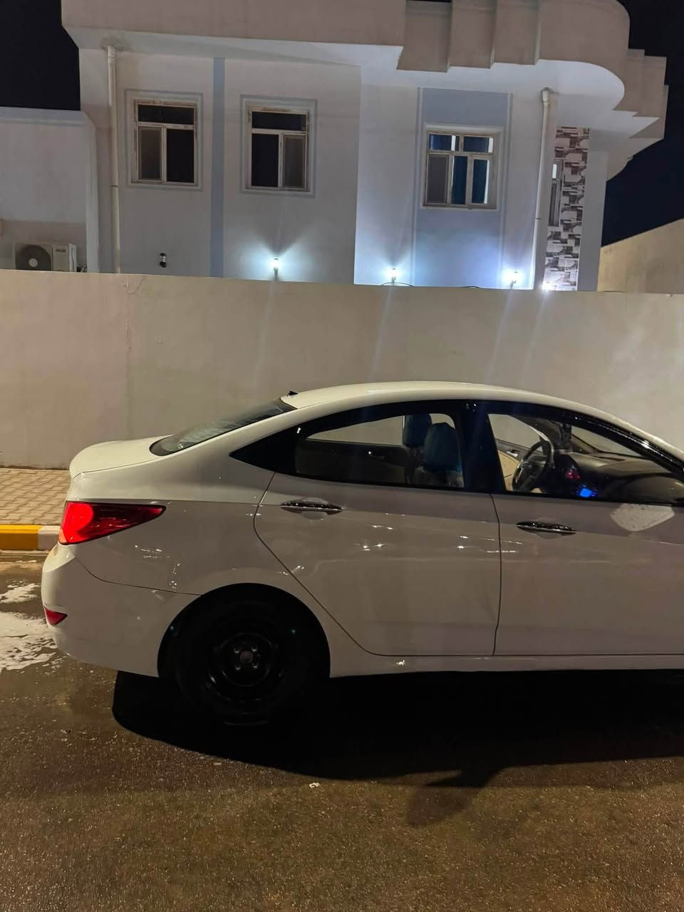 أكسنت 
موديل ٢٠١٥
ضررها ربع بنيد وجاملغ بدون دواخل 
سنويه ساقطه  رقم نجف تبريد شغال سياره ما ناقصها برغي  مداور ثاني يوم عنوان نجف
واتساب ***********
رقم ***********
