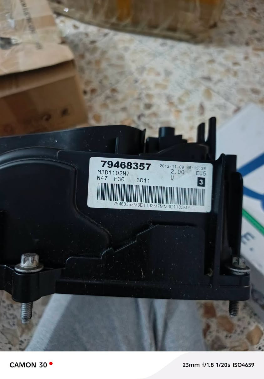 هذه القطعة هي غطاء محرك / غطاء الصمامات (Cylinder Head Cover / Valve Cover) المصنوع من البلاستيك المقوى، والمخصص لمحركات الديزل.
التفاصيل التفصيلية للقطعة:

​اسم القطعة: غطاء صمامات المحرك (غطاء المحرك / Valve Cover).

​رقم القطعة الاصلي (OEM): 11128570828 (موضح في الصورة الثانية: BMW 1112 8 570 828). 

​رمز المحرك: N47 (موضح على اللاصق: N47 F30). 

​السيارات المتوافقة: 

​سيارات BMW المزودة بمحركات الديزل 4 سلندر سعة 2.0 ليتر (محرك N47)، مثل: 

​الفئة الثالثة (3 Series): موديلات F30 / F31 (مثل 318d, 320d).

​الفئة الأولى والثامنة والخامسة (1, 5 Series): E81, E87, F10, F20, F21.

​فئات SUV: X1 (E84), X3 (F25).

​تتماشى مع موديلات تصنيع بين اعوام 2010 - 2015 تقريباً

هذه القطعة هي غطاء محرك / غطاء الصمامات (Cylinder Head Cover / Valve Cover) المصنوع من البلاستيك المقوى، والمخصص لمحركات الديزل.

نص مكتوب في الصور:
- CAMON 30
- 23mm f/1.8 1/20s ISO5662
- CAMON 30 • 23mm f/1.8 1/20s ISO4659
- CAMON 30 23mm f/1.8 1/20s ISO5431
