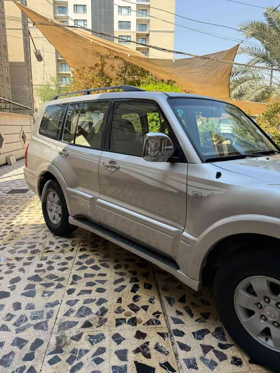 السلام عليكم باجيرو 2007 سياره جديده وحلوه وفووول مواصفات مكفوله عدا صبغ جزء بسيط من باب الصدر محرك 3.5 /فتحه /  زراك لايت  / مري كهرباء / كراسي كهرباء / مري شفط/ سيدي جنجر / كله شغاله ماكو اي عطل نهائي 
كير محرك خير من الله تبريد ثلج السعر 95 $ للاستفسار *********** مكان السياره بغداد
