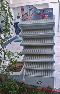 عارضة صبغ اظافر كولدن روز 07708113938
