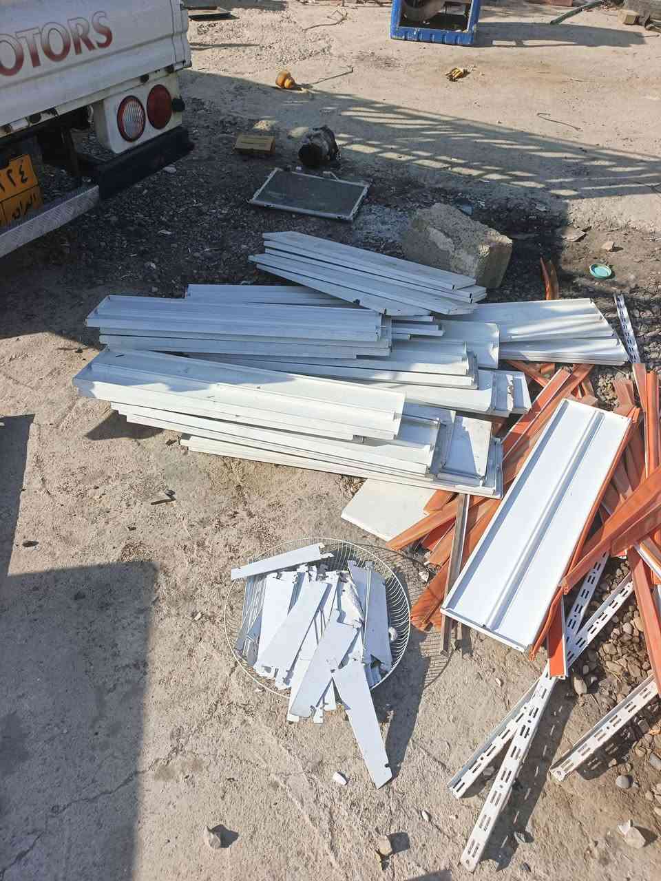 ڕەفی دووکان 
32پارچەیە پاکو تازەوە بێ عەیبە  
سعری 120هەزار 
***********
