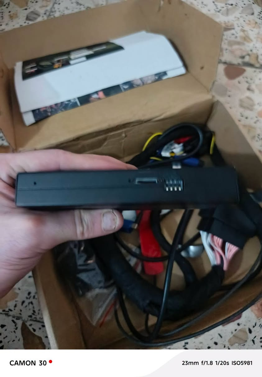 هذا الجهاز هو وحدة تعديل إضافة أبل كاربلاي وأندرويد أوتو لاسلكياً (Wireless CarPlay & Android Auto Interface Module / Decoder) للشاشة الأصلية بدون الحاجة لتغيير شاشة السيارة الفابريكة.
توضيح التفاصيل المتعلقة بالجهاز:

​نوع الجهاز: وحدة فك ترميز واجهة وسائط (CarPlay / Android Auto Decoder Box) للموديل رقم CX-MIBVW. 

​السيارات المدعومة: مخصص لسيارات مجموعة فولكس واجن (VAG) المزودة بنظام MIB 1 أو MIB 2، وتشمل: 

​فولكس واجن (Volkswagen): جولف 7 (Golf 7)، باسات (Passat B8)، تيغوان (Tiguan)، بولو (Polo)، جيتا (Jetta)، وتيروك (T-Roc) لـموديلات ما بين 2013 و2020.

​سكودا (Skoda): أوكتافيا (Octavia)، سوبرب (Superb)، ورابيد (Rapid).

​سيات (Seat): ليون (Leon 5F)، إيبيزا (Ibiza)، وأتيكا (Ateca).

​وظيفة الجهاز: يتيح لك تشغيل خرائط جوجل، وتطبيقات الهاتف، والموسيقى، والمكالمات عبر CarPlay وAndroid Auto على الشاشة الأصلية لاسلكياً وبث الصوت عبر نظام السيارة، مع دعم ربط كاميرا خلفية وإبقاء أزرار المقود تعمل بشكل طبيعي.

هذا الجهاز هو وحدة تعديل إضافة أبل كاربلاي وأندرويد أوتو لاسلكياً (Wireless CarPlay & Android Auto Interface Module / Decoder) للشاشة الأصلية بدون الحاجة لتغيير شاشة السيارة الفابريكة.

نص مكتوب في الصور:
- CAMON 30• 23mm f/1.8 1/20s ISO4793
- CAMON 30
- 23mm f/1.8 1/20s ISO5740
- CAMON 30  23mm f/1.8 1/20s ISO5981
- CAMON 30  23mm f/1.8 1/20s ISO7140
- CAMON 30  23mm f/1.8 1/20s ISO4112