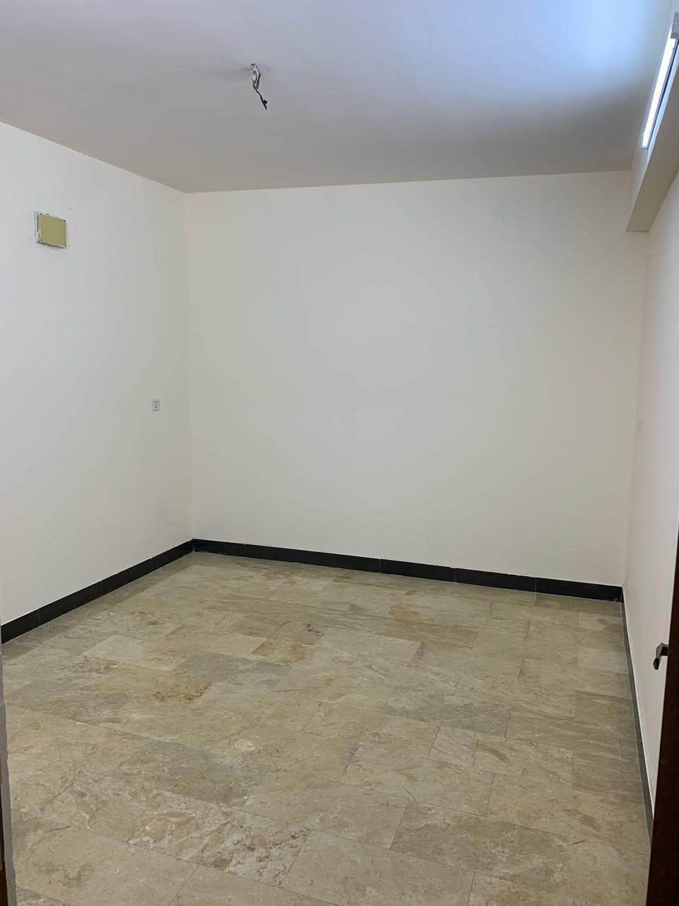 � شقق للإيجار في عمارة راقية – للعوائل فقط 🏡
📍 الموقع: الكرادة خارج – قرب حلويات أبو عفيف
📌 موقع مميز جدًا يربطك بالكرادة داخل، الكرادة خارج، والعرصات
✅ موقع استراتيجي قريب من جميع المناطق الحيوية والخدمية

🔹 الشقة:
• غرفتين نوم
• صالة
• مطبخ
• حمام
• بلكونتين بإطلالة جميلة

✨ مواصفات العمارة:
✅ مصعد كهربائي يعمل 24 ساعة
✅ حارس متواجد دائمًا
✅ تنظيف يومي للعمارة
✅ كاميرات مراقبة حديثة
✅ خزانات ماء مستقلة لكل شقة
✅ العمارة مخصصة للعوائل فقط – بيئة هادئة وآمنة

📞 للاستفسار أو المعاينة:
📱 ***********
