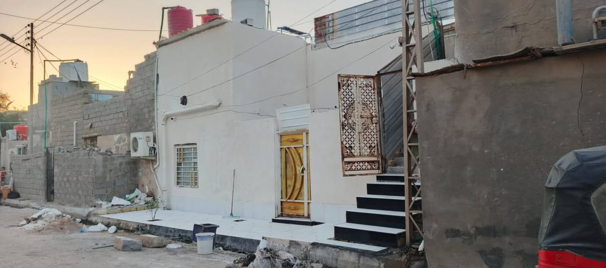 سلام عليكم بيت ميه مخمسين متر طبقين طابق الولد قرفتين وصاله كلش كبيره وحمام دخلي وموزع ومطبخ كلش اربعه بتلاثه وديون عشر مترات وطارمه وطبق ثاني قرفتين وهول سبعه متر ومطبخ وحمام وتوليت درجه خرجي مجر 250 ثني بيت عله ركن كلش مرتب البيت سعره 85وبيه مجال مكاني الحيانيه شارع ستين عله المستطيل رقمي ***********
