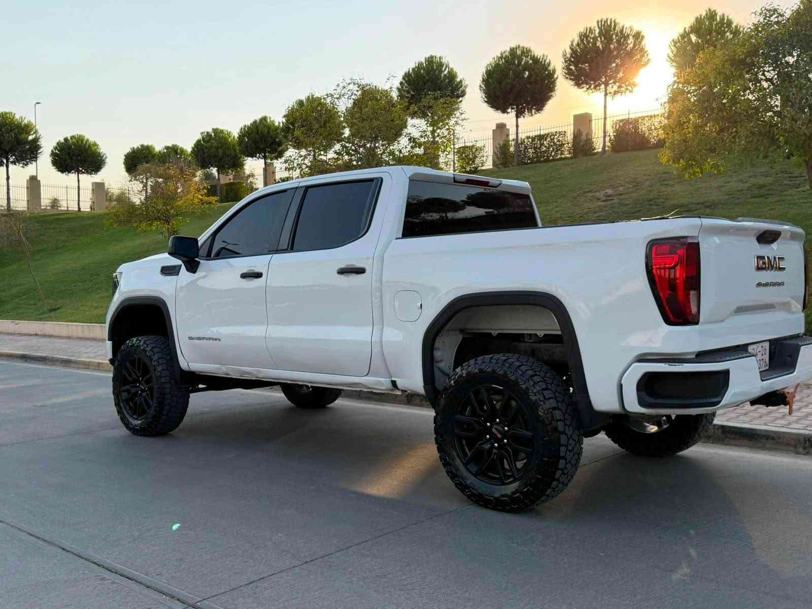 GMC~2024~
سياره ٢ قطع سبوخ بدون دواخل أرباكات مو تاك✅

السيارة مرفوعة، وبلاكات الرفع أصلية من وكالة GMC في أمريكا 🇺🇸 
سياره بشرط كول دةعامي لل دةعامي كول شرط✅
٥٨ كيلو فقط ماشيه✅
سيارة سعر مناسب خادص مابية دواخل مابية شرط✅
*********** السليمانية, العراق

نص مكتوب في الصور:
- Today 4:57 PM