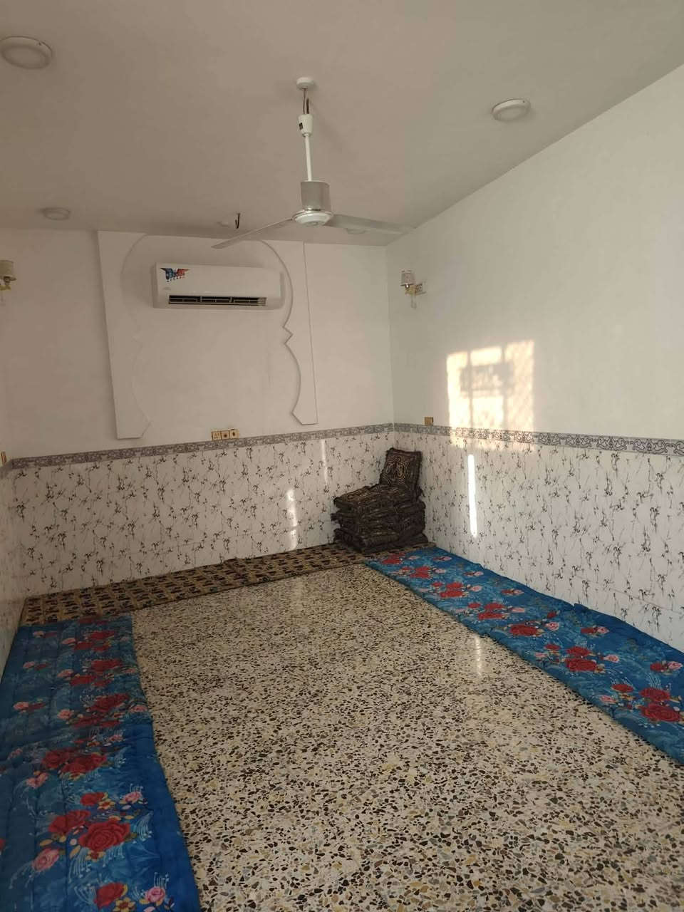 بيت ١٥٠م طابو زراعي سند ٢٥بناء حديث درجه اولى غرفتين نوم صاله استقبال مطبخ مجمع صحيات خارجي وداخلي ارضيه كاشي الموقع حي علوش قريب سيد اكريم
السعر 90 وبي مجال ***********
