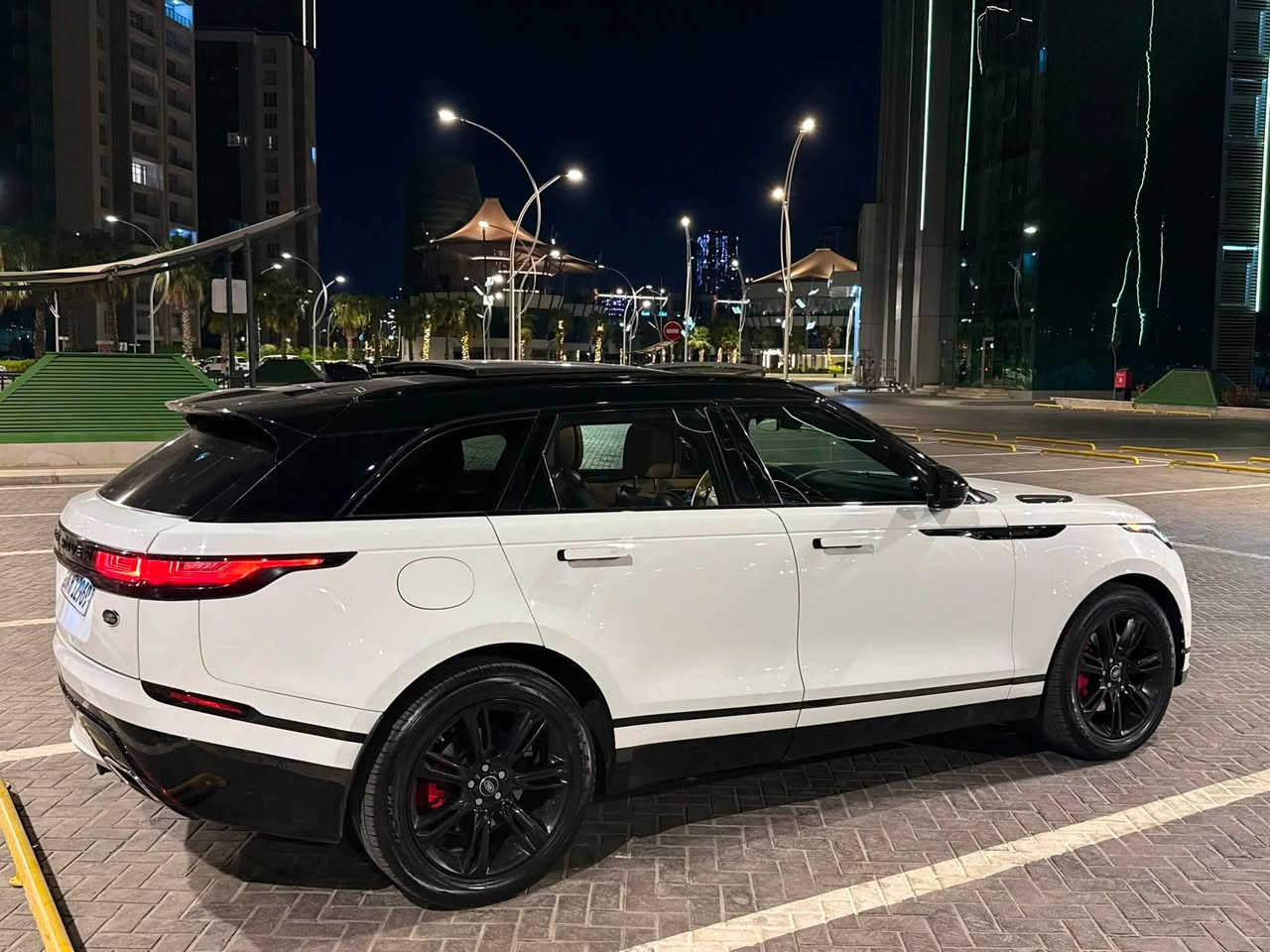 Rang Rover Velar 2018 R daynamic  فووول مواصفات
- نوع السيارة : رنج روفر  
- موديل السيارة : فيلار
- سنة الصنع : 2018
- اللون: ابيض ثلجي
- المسافة المقطوعة: 45  الف ميل
- عدد السلندرات :  ٦ سلندر سوبر 
-جكات
- حجم المحرك : 3.0 
- نوع السقف: بانوراما 
- لون الفرش: اسود
- نوع الفرش: جلد-كهرباء-تدفنة-تبريد
- وسادات الهوائیة: 6
- شاشة: 2 مع ابل كار بلاي
- سستم صوت مريديان MERIDIAN 
- حساسات : حساس الامامية والخلفية
- كاميرا : 1
- رادار٣٦٠ 
- مستشعر وقوف
- مثبت سرعة
- مانع الانزلاق 
- انضمة قيادة متعددة
- التحكم على المنحدرات
- مساعدة عدم الانحراف عن الطريق 
- نظام مفتاح ذكي مع البصمة 
- مراقبة النقطة العمياء
- التعرف على اشارات المرور
- نظام فرملة الطوارئ 
- تدفئة مقود القيادة 
- صندوق شفط كهربائي
- المصابيح الامامية: رأس متحرك - زنون - اضائة LED
- المصابيح الخلفية: LED
- كشافات ضباب 

وارد امريكي  
سعر ٢٤٥ ورقة 
العنوان: اربيل
للاستفسار  الاتصال على هذا الرقم
***********
