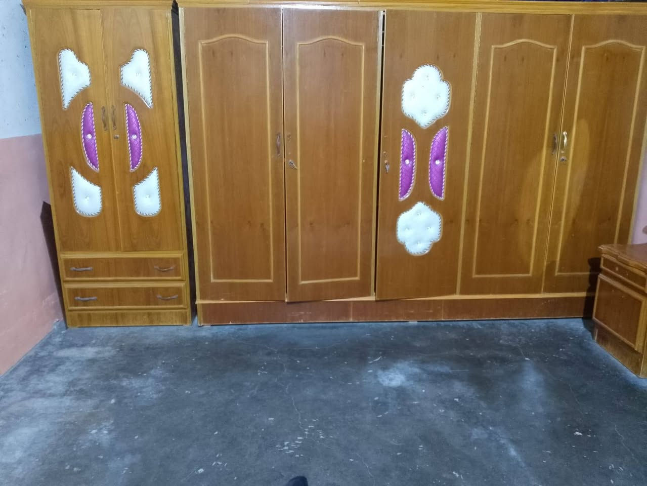 سلام عليكم غرفه اخشاب مستعمل ونضافتها حيل زينه شغل عراقي كامله مع ملحقاتها السعر 650 وبيها مجال لشرايه المكان القياره الشبالي***********
